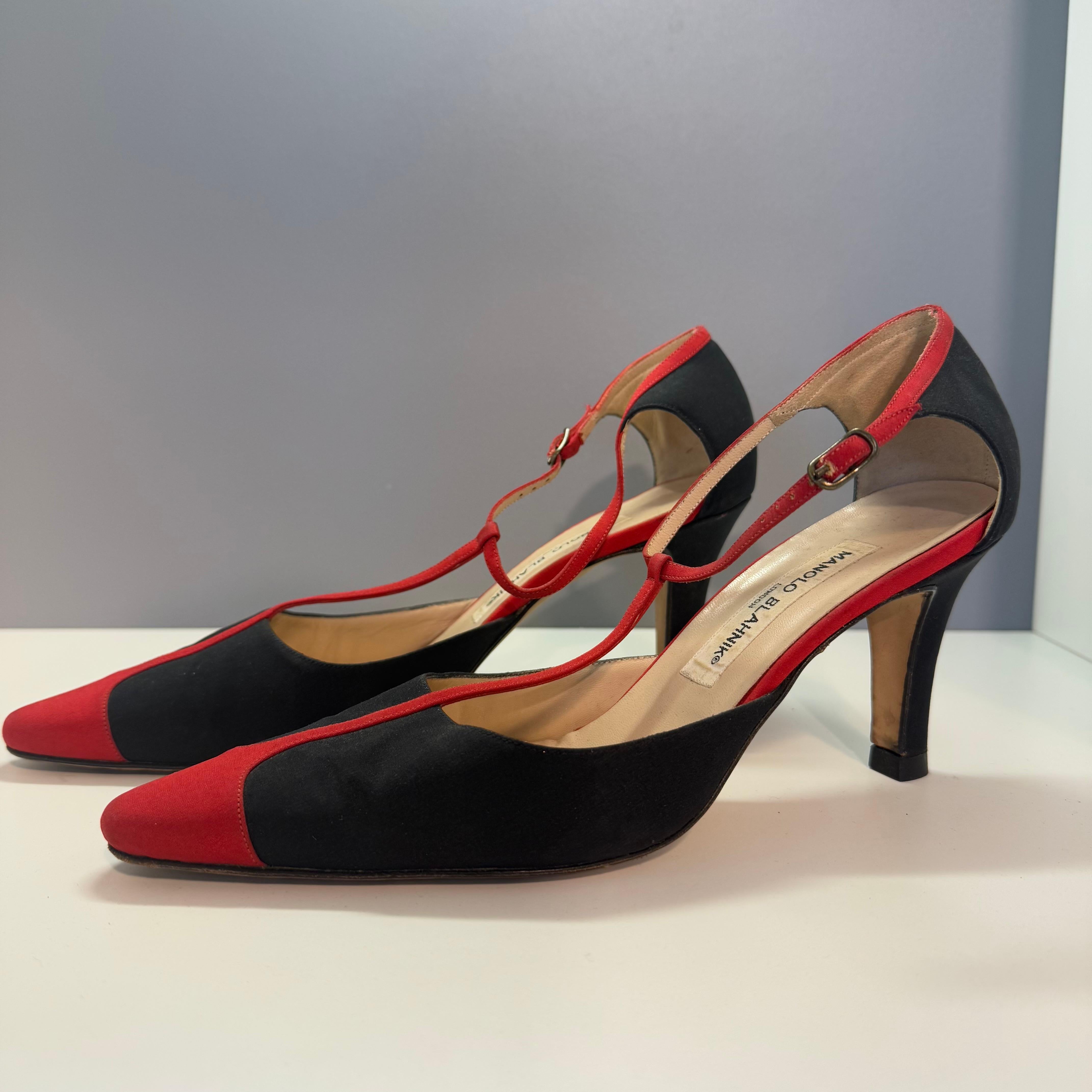 Chaussures vintage Manolo Blahnik
Toile
Noir et rouge
Dentelle à la cheville
Hauteur du talon cm 7,5 (2,95 inches)
Livraison express mondiale incluse dans le prix !