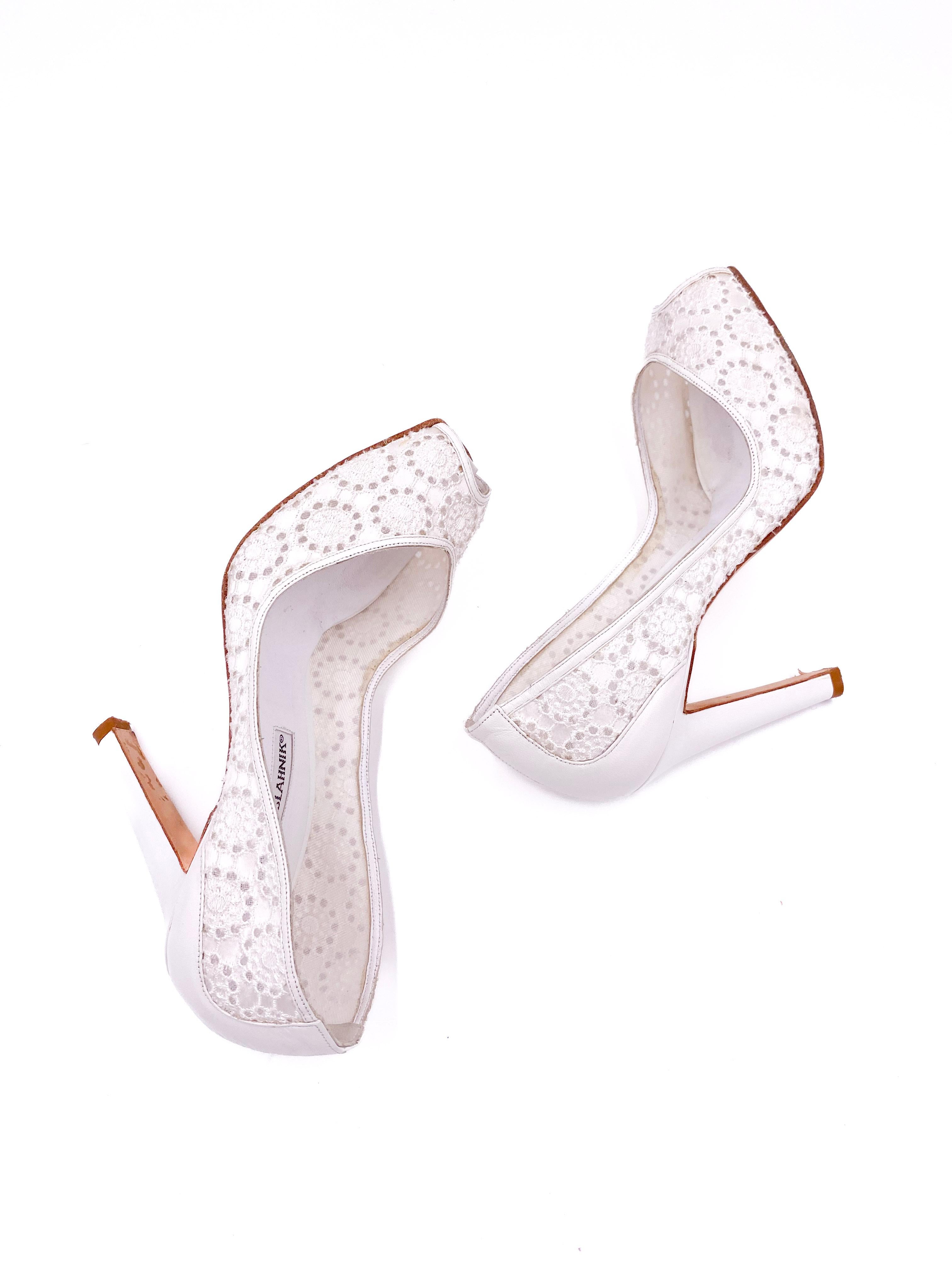 Escarpins Manolo Blahnik à bout ouvert à œillets blancs en vente 5