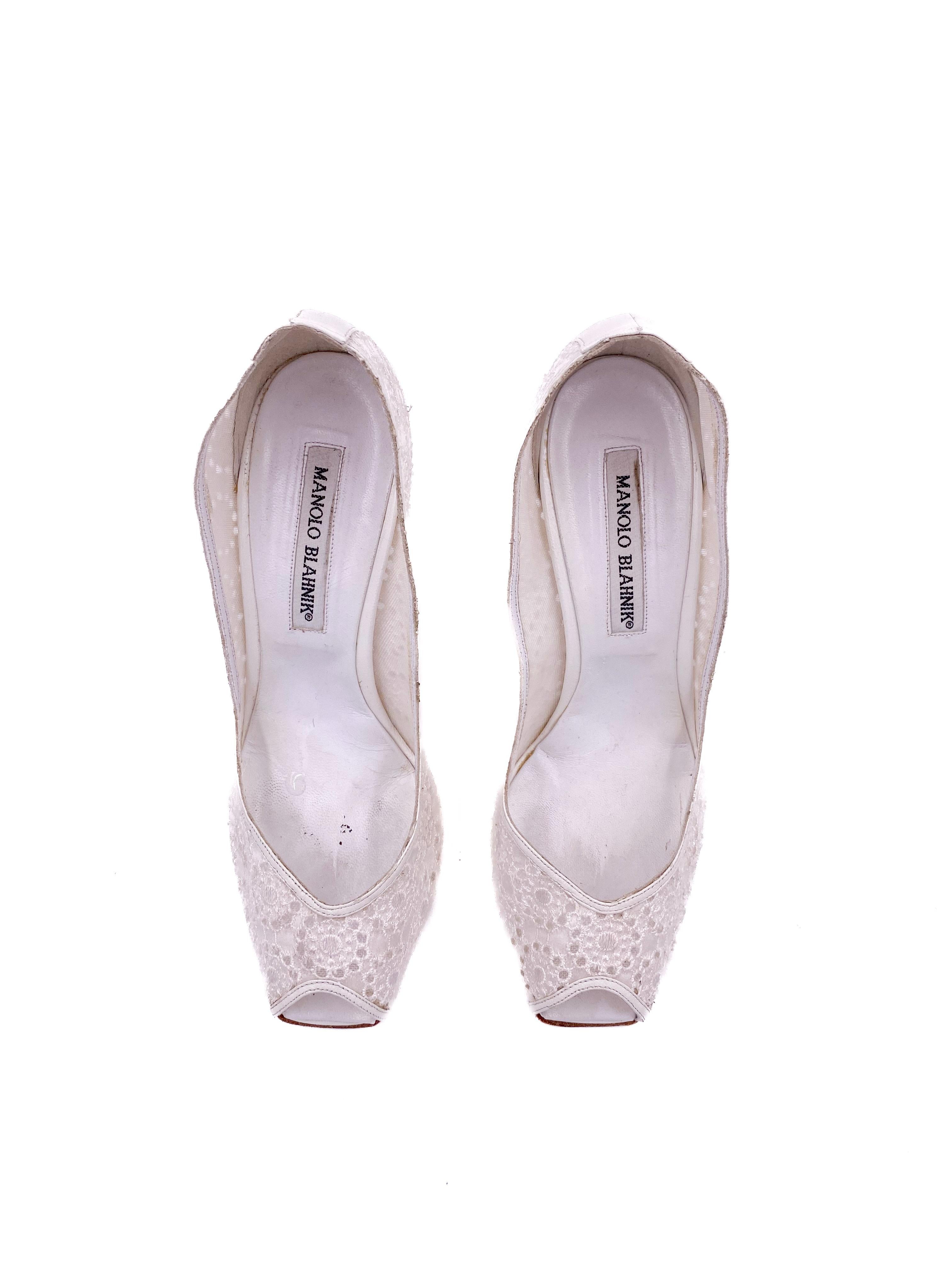 Gris Escarpins Manolo Blahnik à bout ouvert à œillets blancs en vente