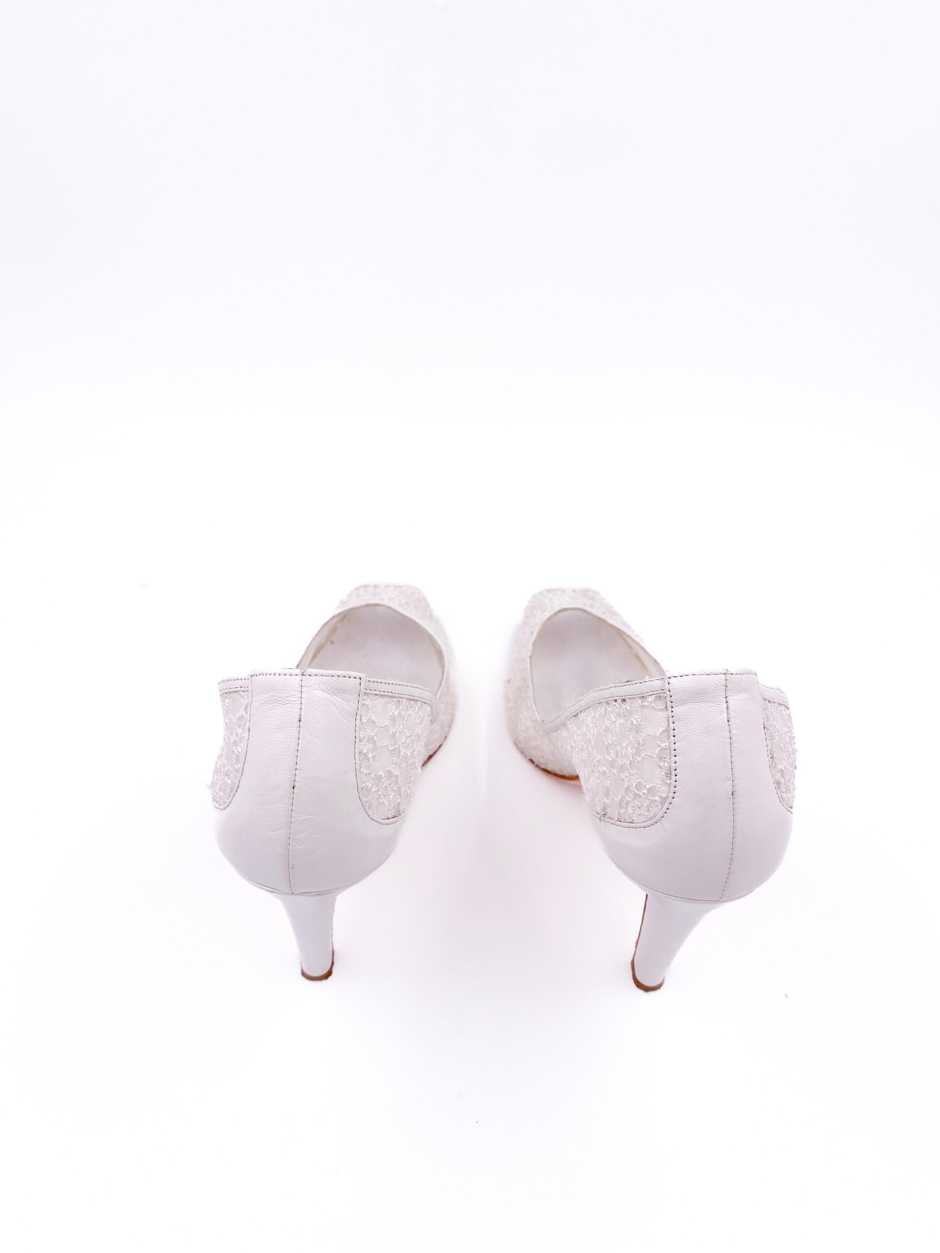Escarpins Manolo Blahnik à bout ouvert à œillets blancs en vente 4