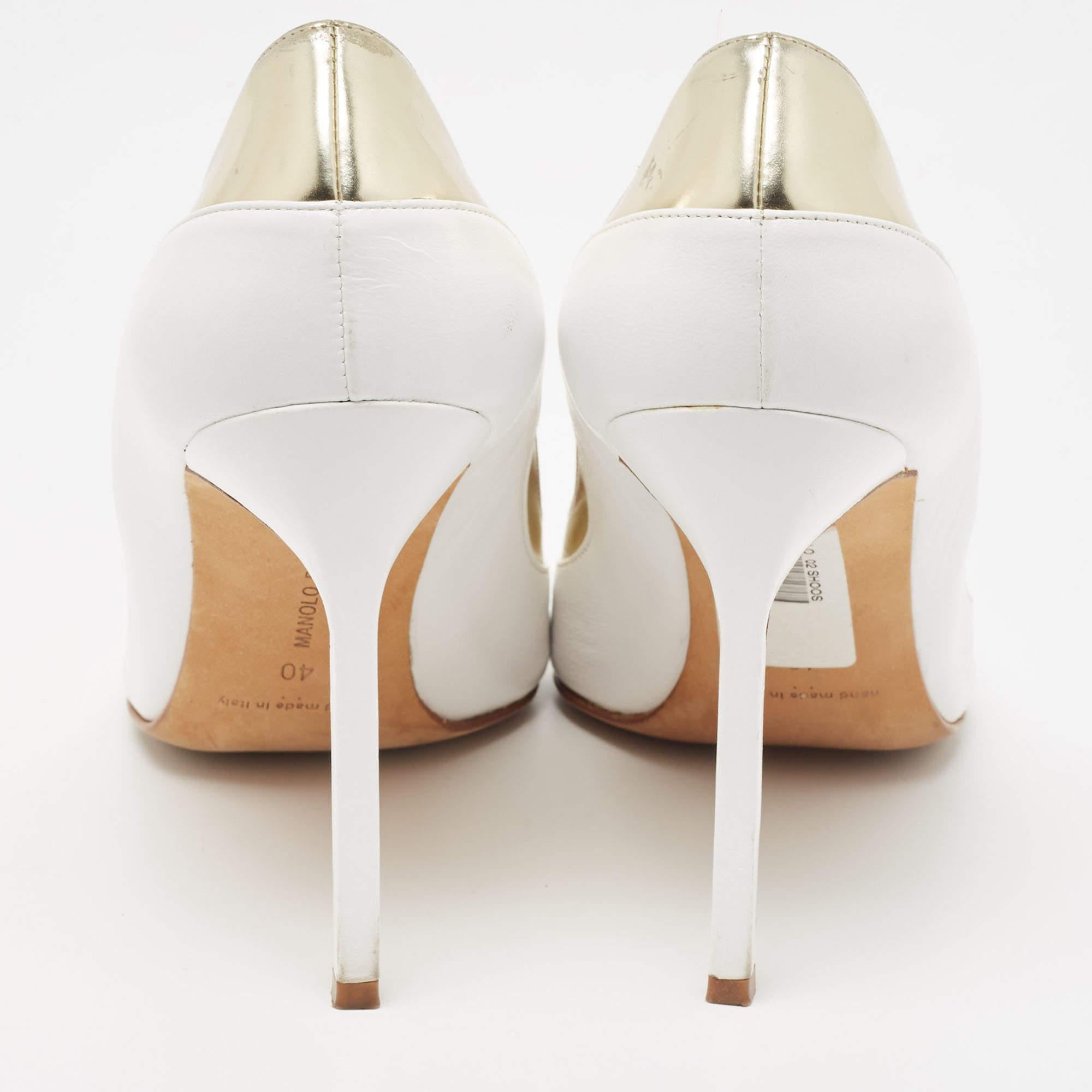 Women's Manolo Blahnik White/Gold Leather Pointed Toe Pumps Size 40 For Sale