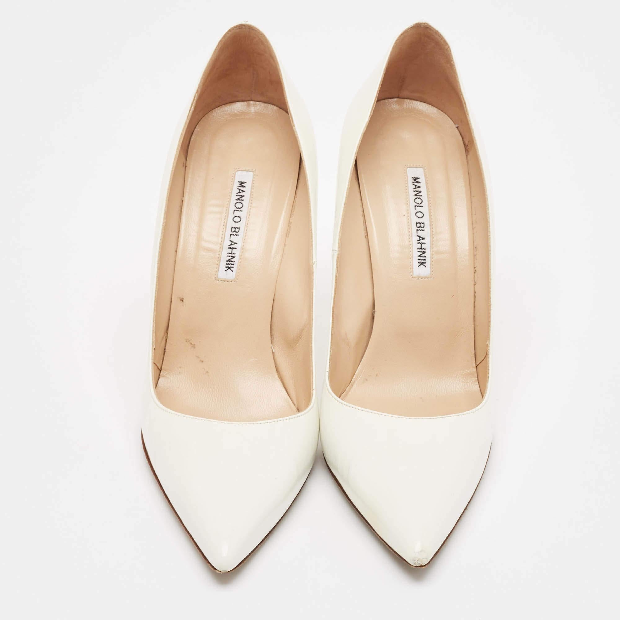 Manolo Blahnik White Leather BB Pumps Size 42 In Good Condition In Dubai, Al Qouz 2