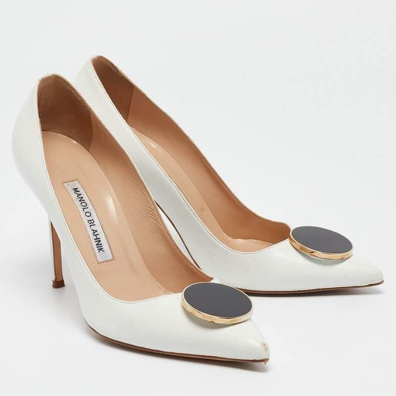 Manolo Blahnik White Leather Embellished Pointed Toe Pumps Size 37.5 In Good Condition In Dubai, Al Qouz 2