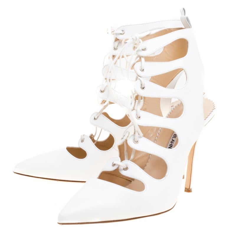 Manolo Blahnik White Leather Latta Cut Out Lace Up Pointed Toe Booties Size 39 In Good Condition In Dubai, Al Qouz 2