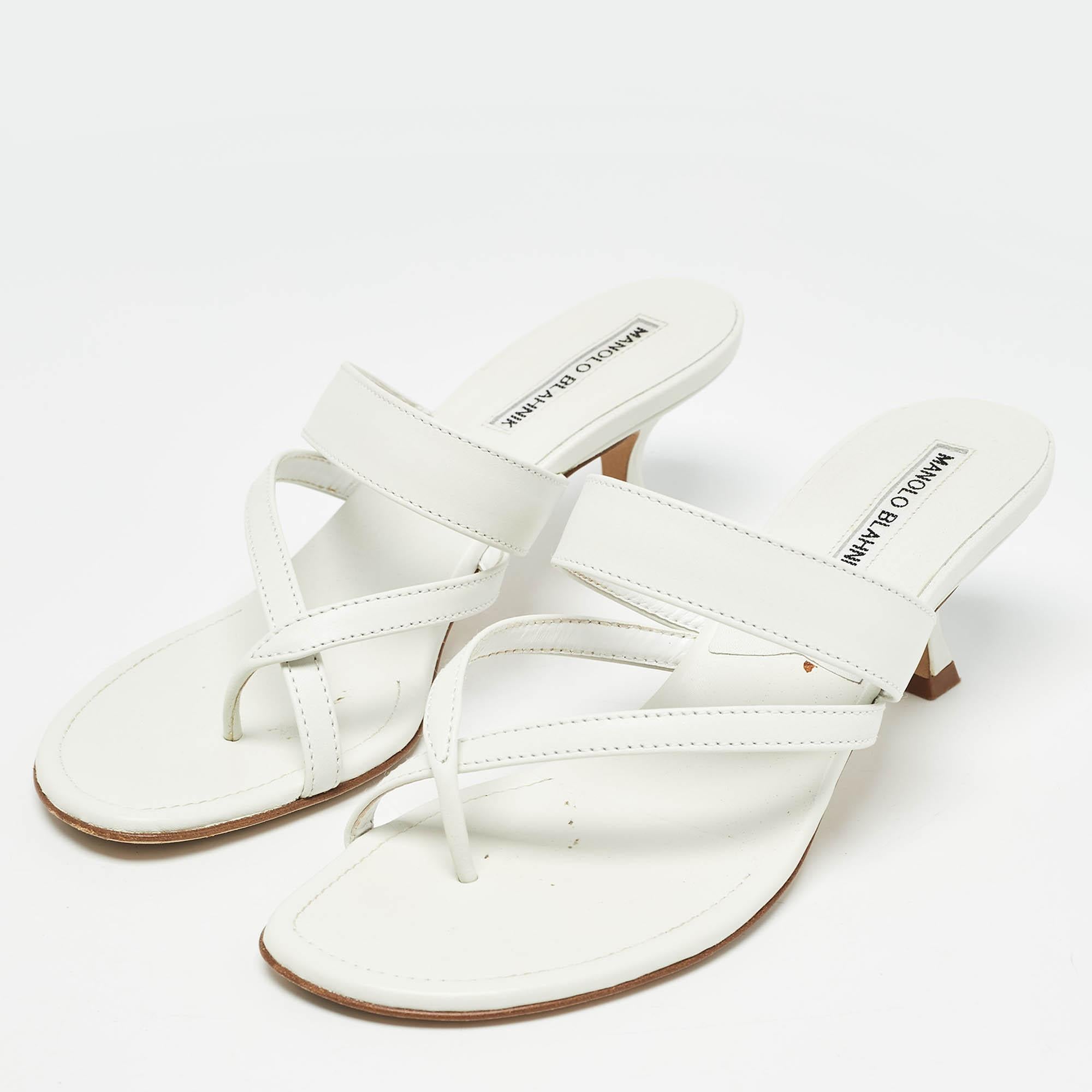 These sandals will frame your feet in an elegant manner. Crafted from quality materials they display a classy design and comfortable insoles.
