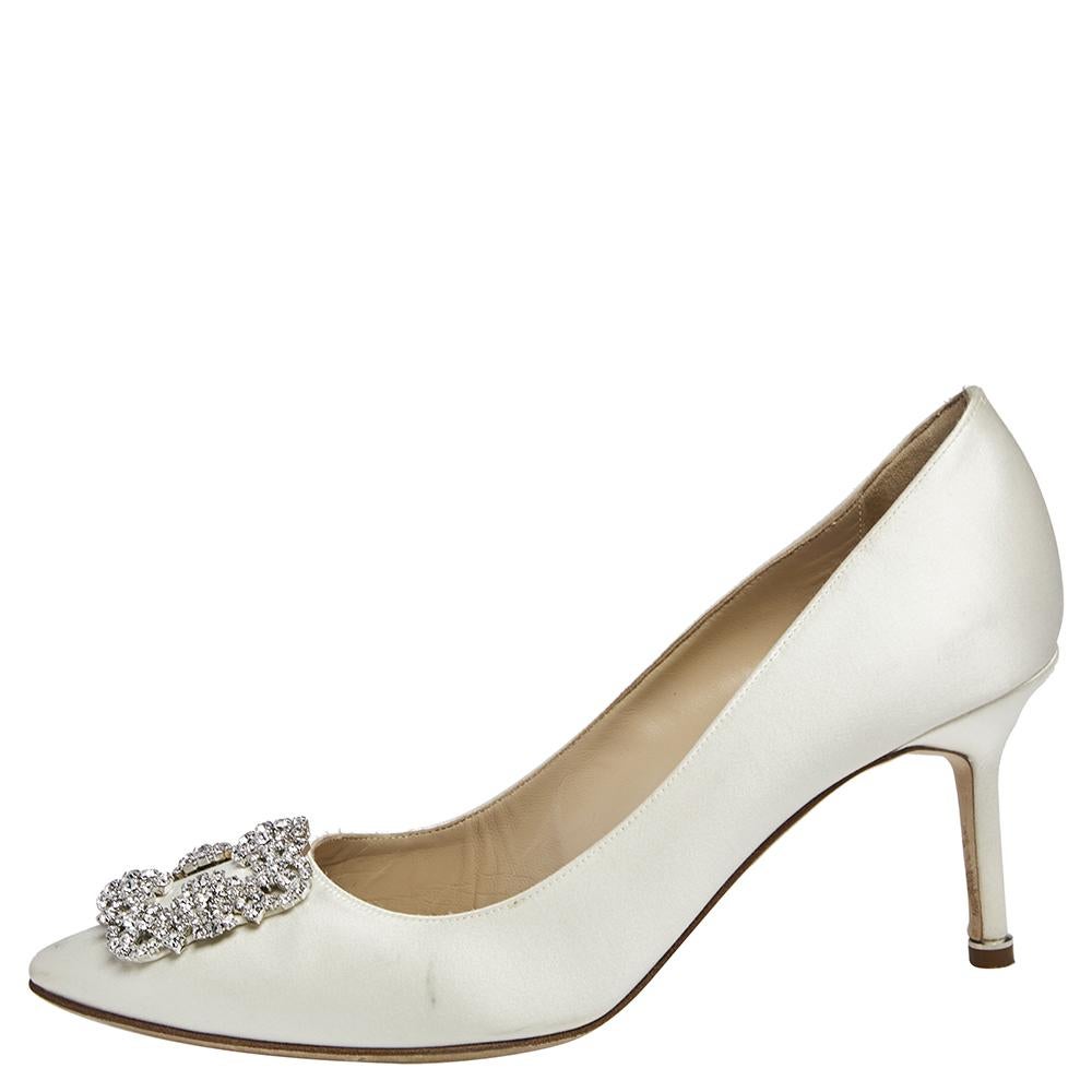 Manolo Blahnik White Satin Hangisi Pumps Size 39.5 In Good Condition In Dubai, Al Qouz 2