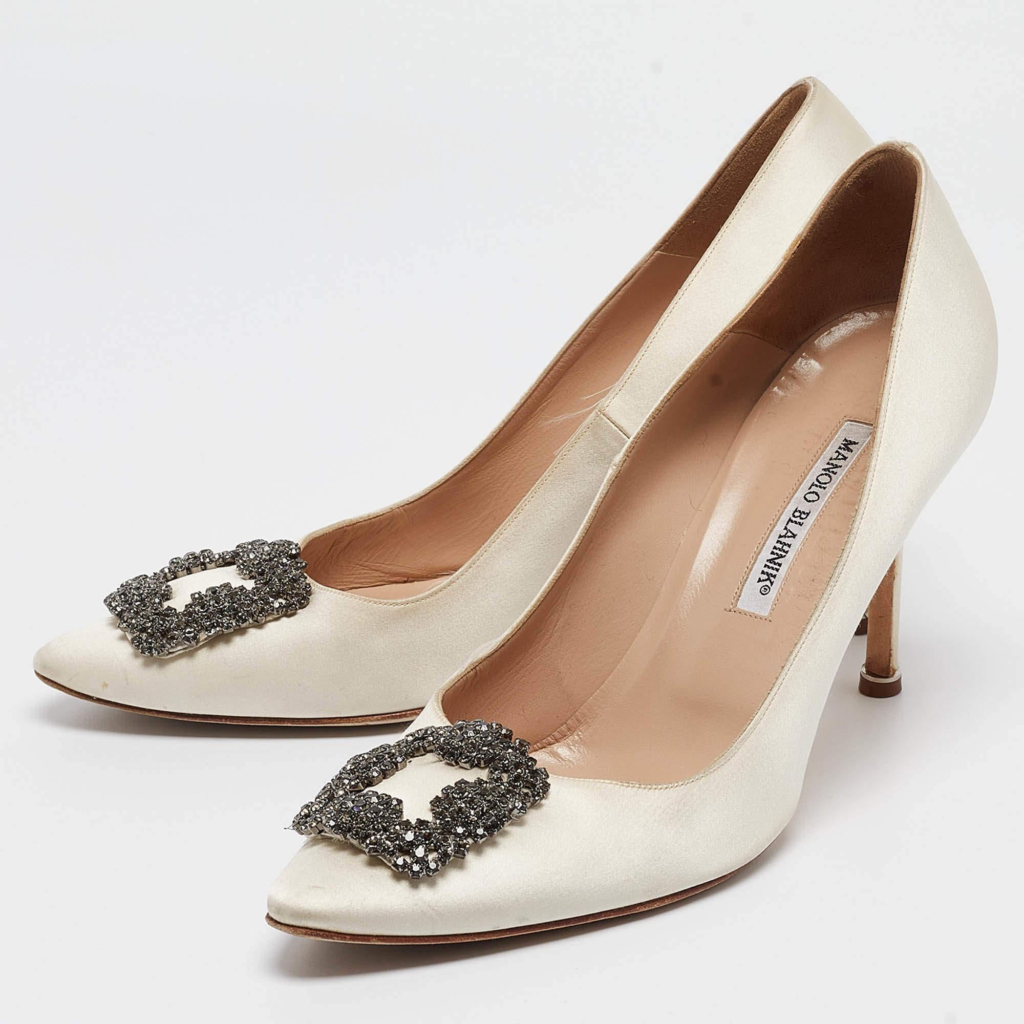 Make a chic style statement with these designer pumps. They showcase sturdy heels and durable soles perfect for your fashionable outings
