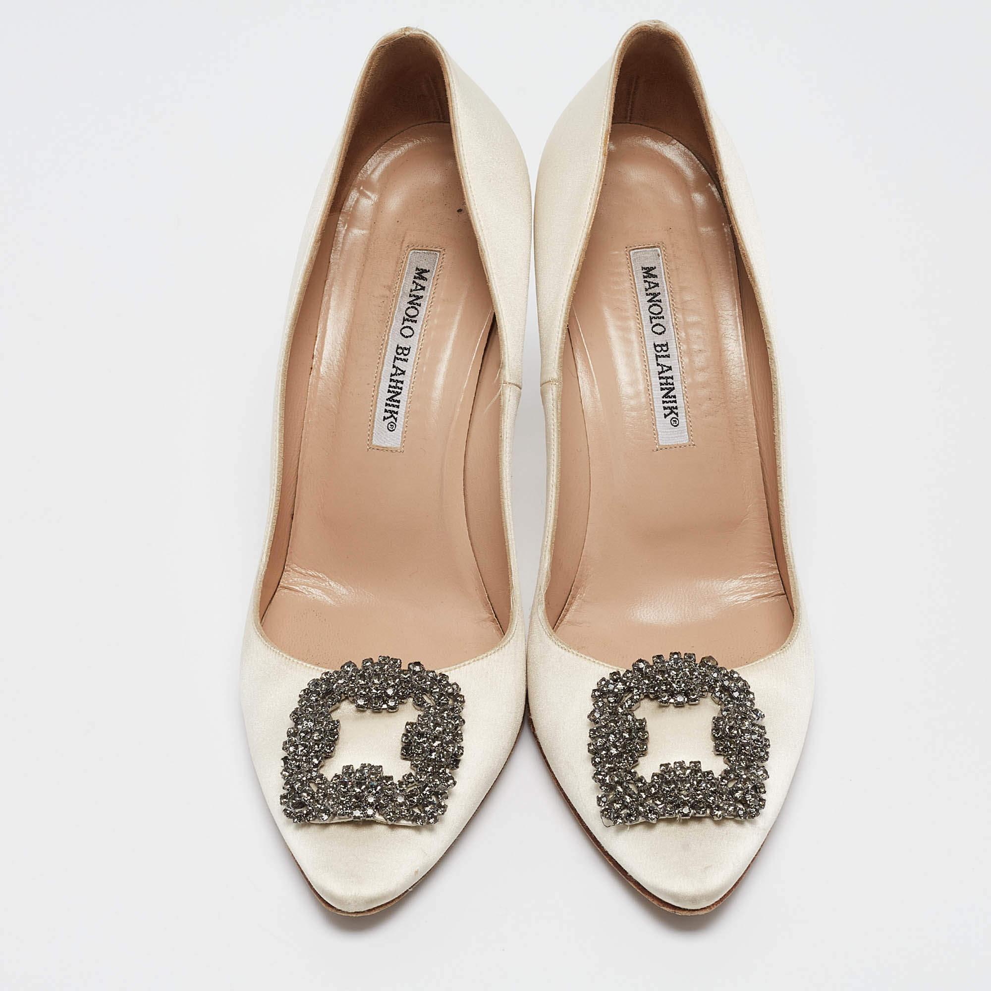 Manolo Blahnik White Satin Hangisi Pumps Size 40 In Fair Condition In Dubai, Al Qouz 2