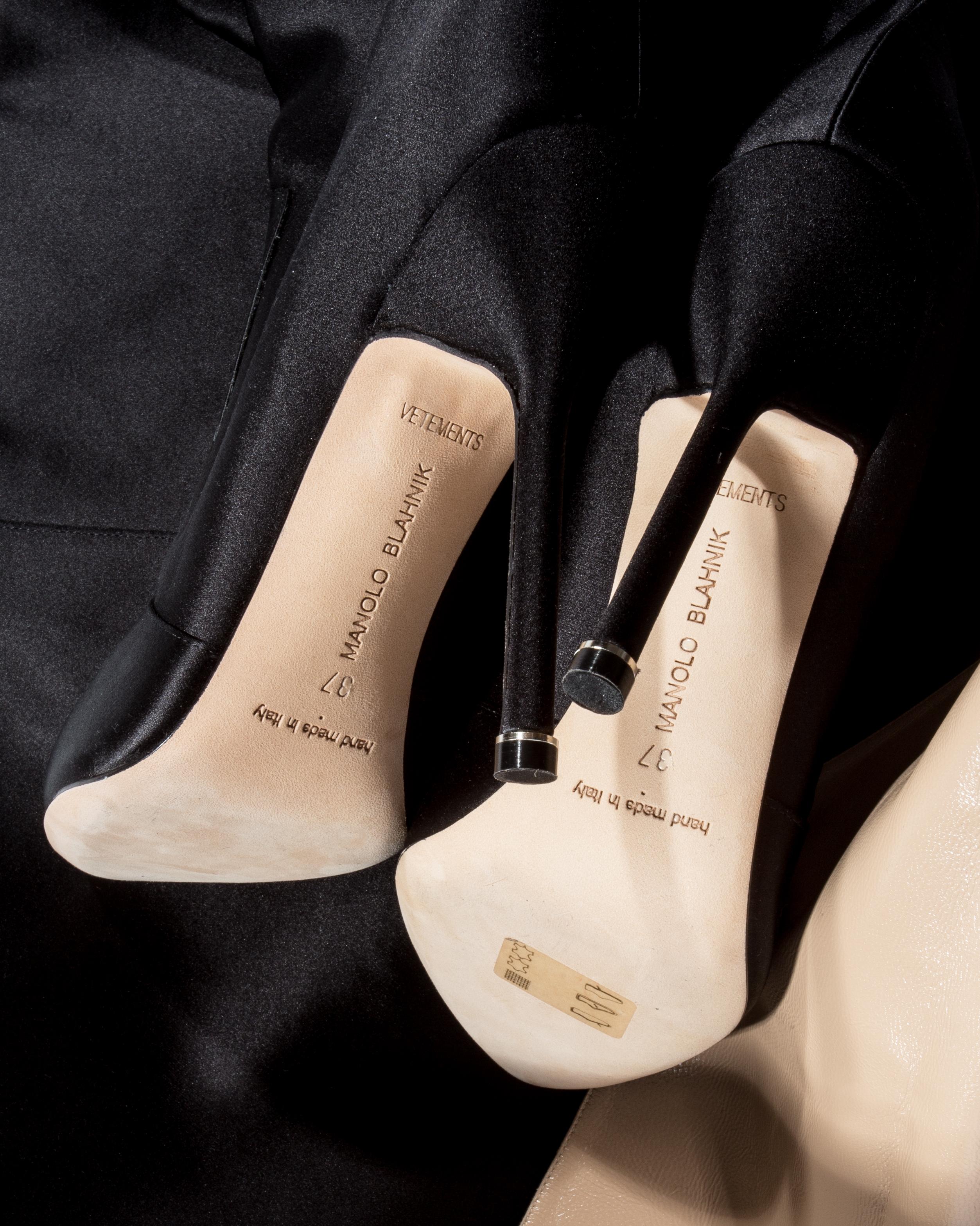 Manolo Blahnik x Vetements Schwarze Satin-Stiefel mit hoher Taille, Frühjahr/Sommer 2017 2