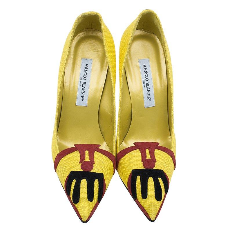 This uniquely designed Manolo Blahnik pointed toe pumps look stylishly chic. Crafted out of yellow canvas, they feature suede design on the toes in contrasting colors. The insoles are leather lined. These high heeled pumps would certainly give you