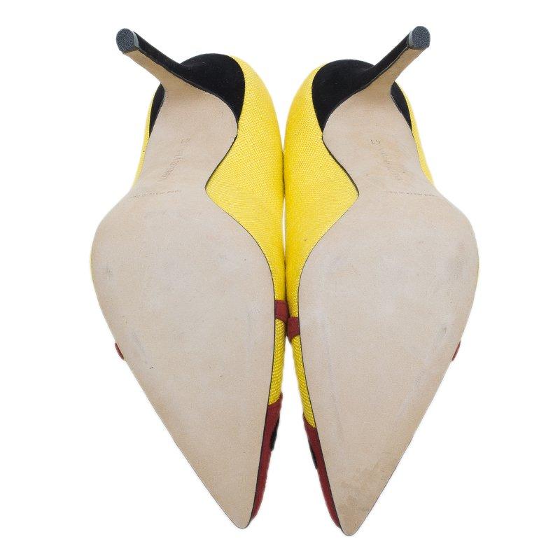 Manolo Blahnik Yellow Canvas Pointed Toe Pumps Size 41 In Excellent Condition In Dubai, Al Qouz 2