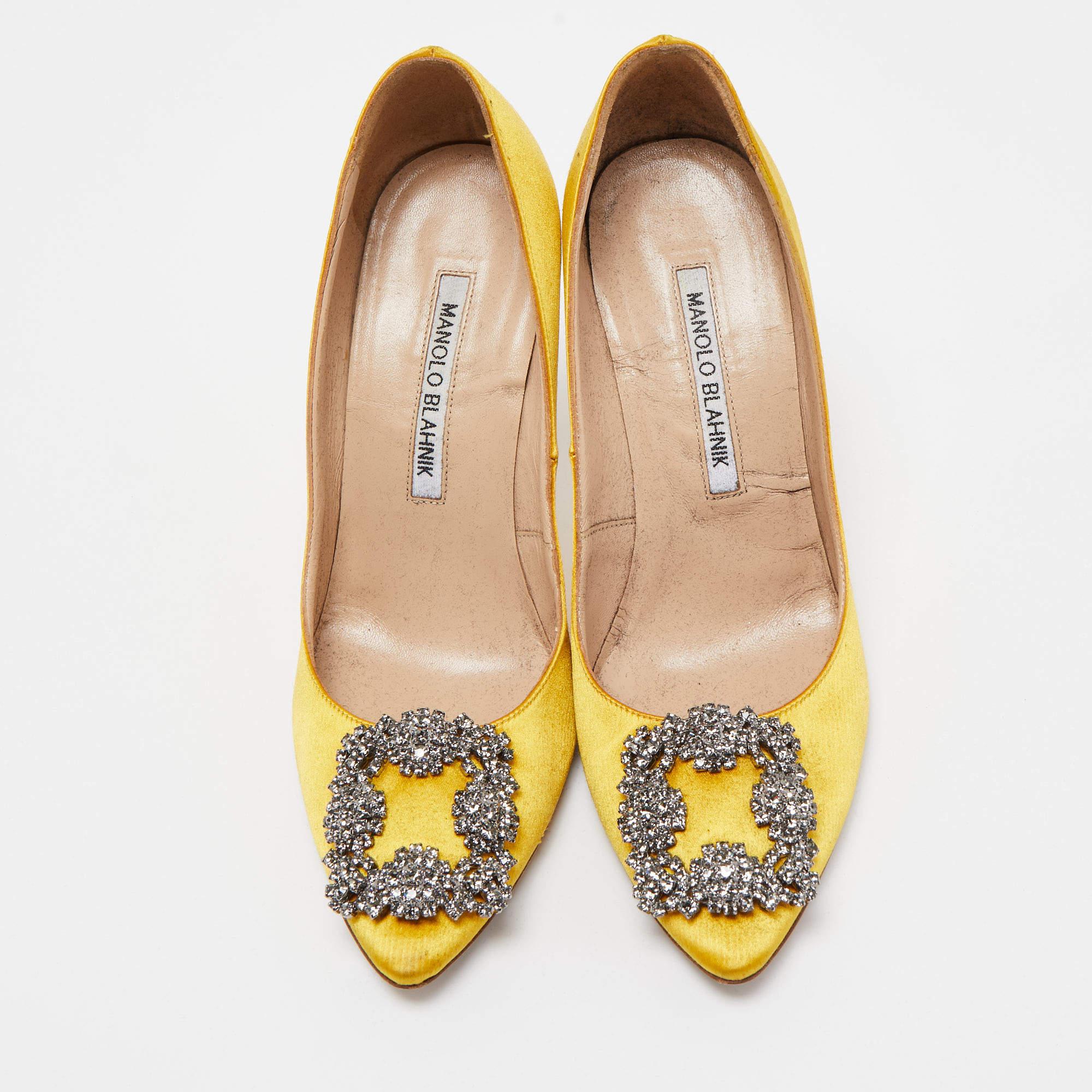 Manolo Blahnik Yellow Satin Hangisi Pumps Size 36 In Good Condition In Dubai, Al Qouz 2