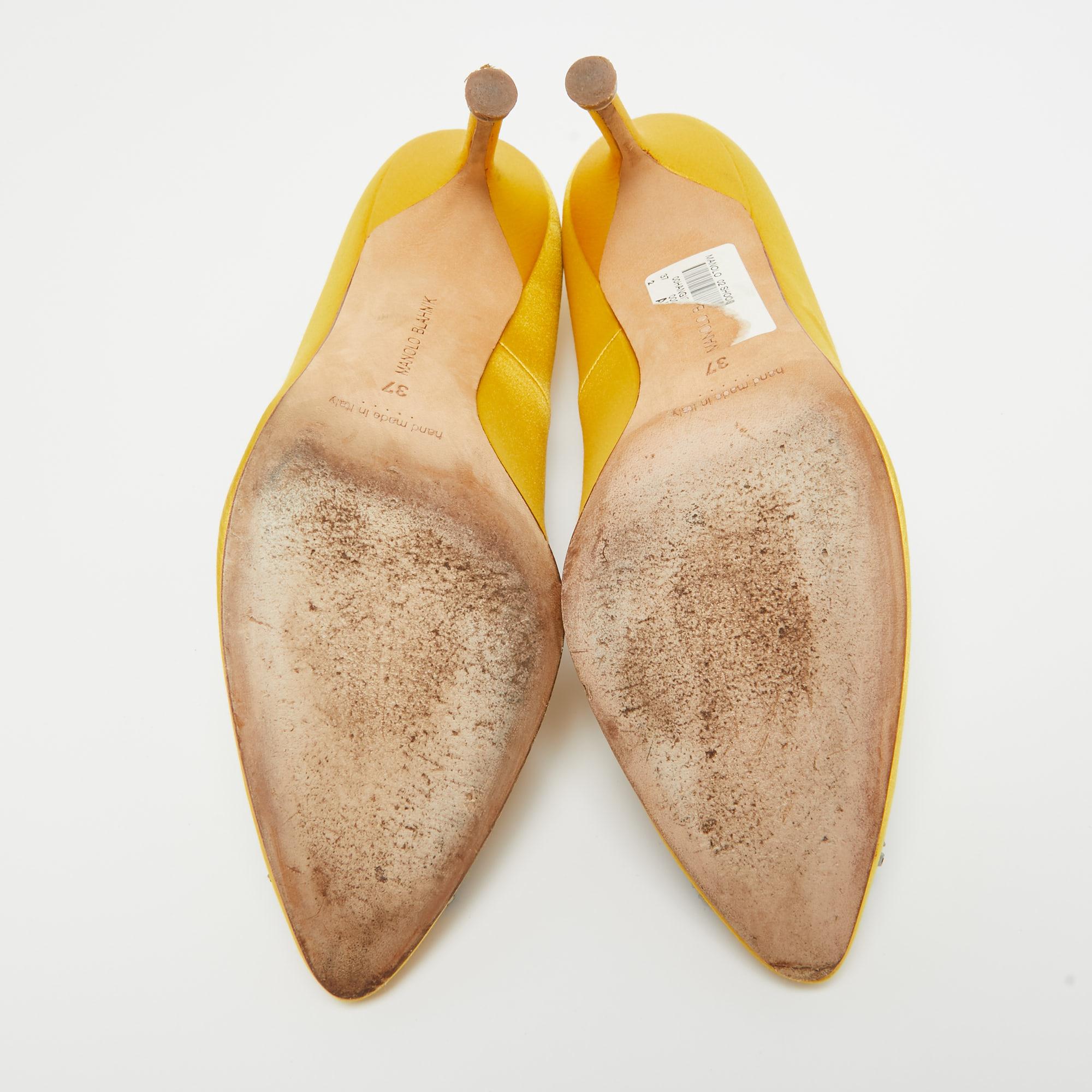 Manolo Blahnik escarpins suspendus en satin jaune, taille 37 Pour femmes en vente