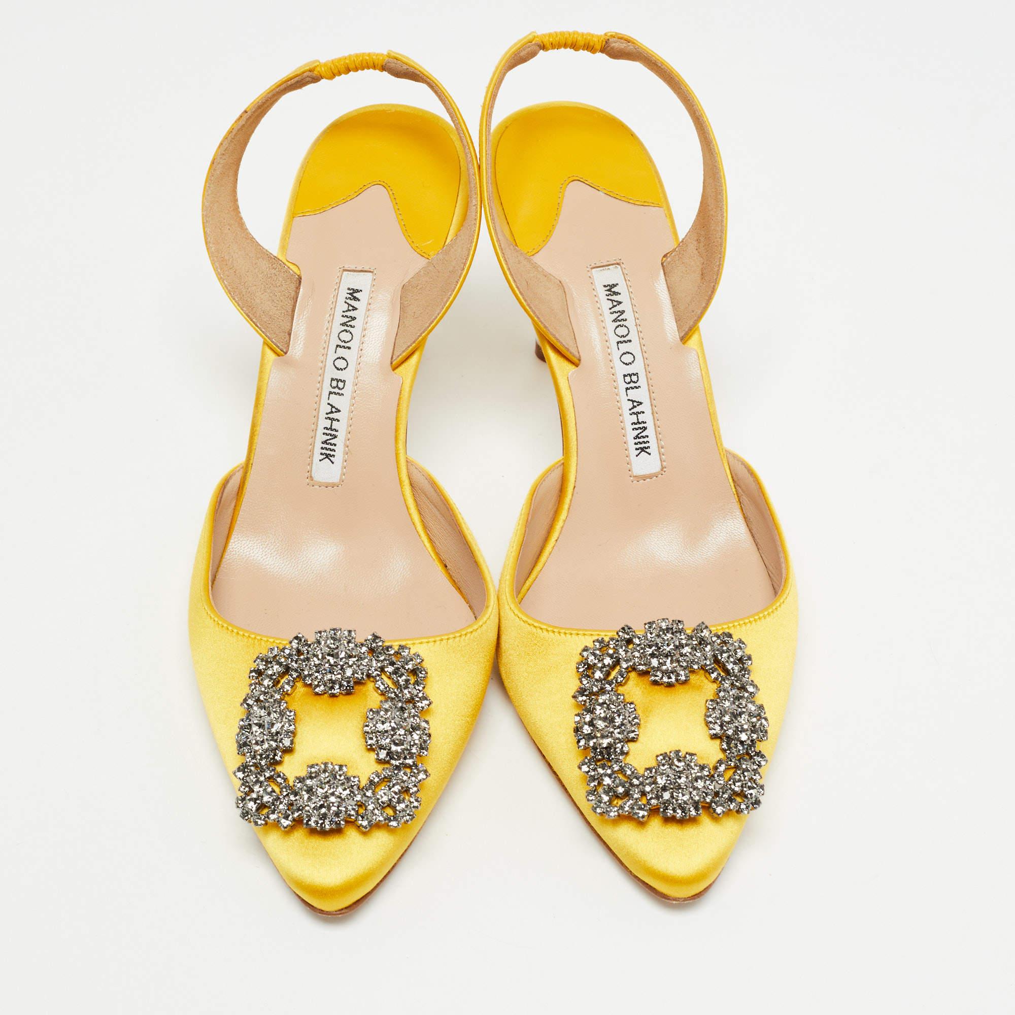 Exhibit an elegant style with this pair of pumps. These branded shoes for women are crafted from quality materials. They are set on durable soles and sleek heels.

