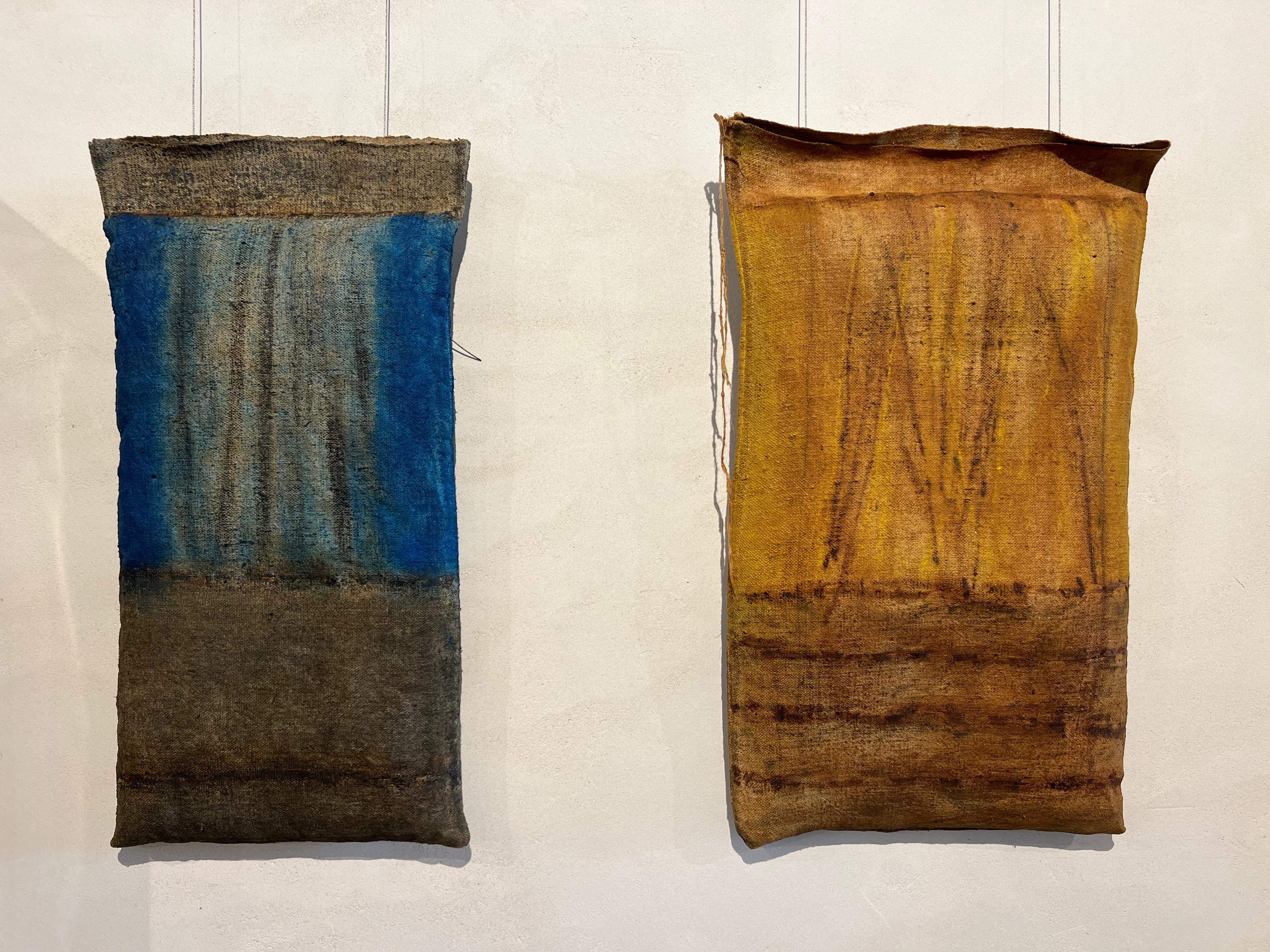 Le tableau mesure 77 x 33 cm et est un vieux sac de lin rempli de mousse de polyuréthane. Les pigments comprennent la cire d'abeille, le vinaigre d'oxyde, le bleu indigo et le graphite naturel.

L'œuvre fait partie de l'exposition 