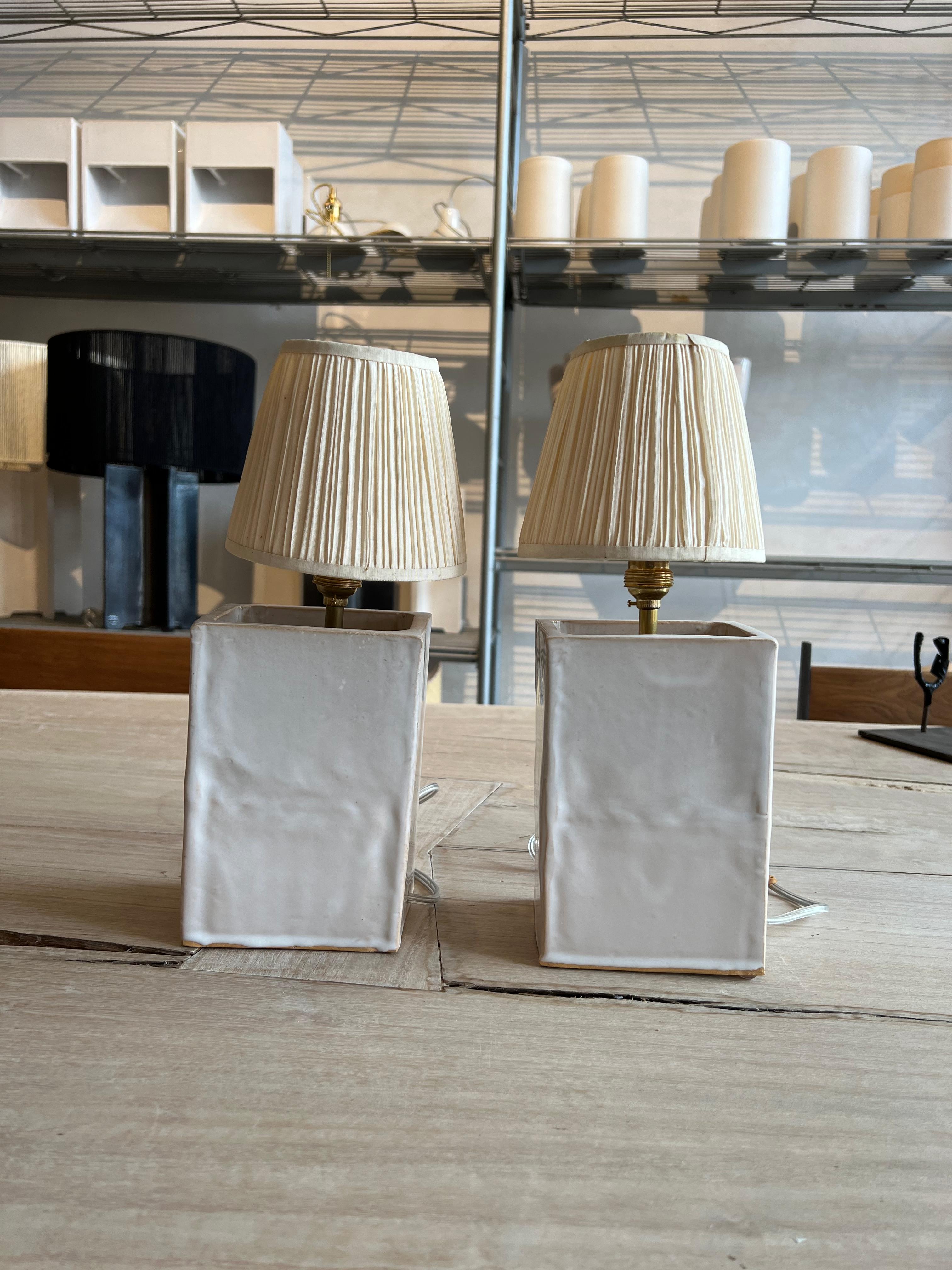 Pair of perfect table lamps to place in a room next to the bed, in a dining room or on any table, the lamp is minimalist with very pronounced edges and made of top quality materials. The lamps are manufactured with the international quality seal