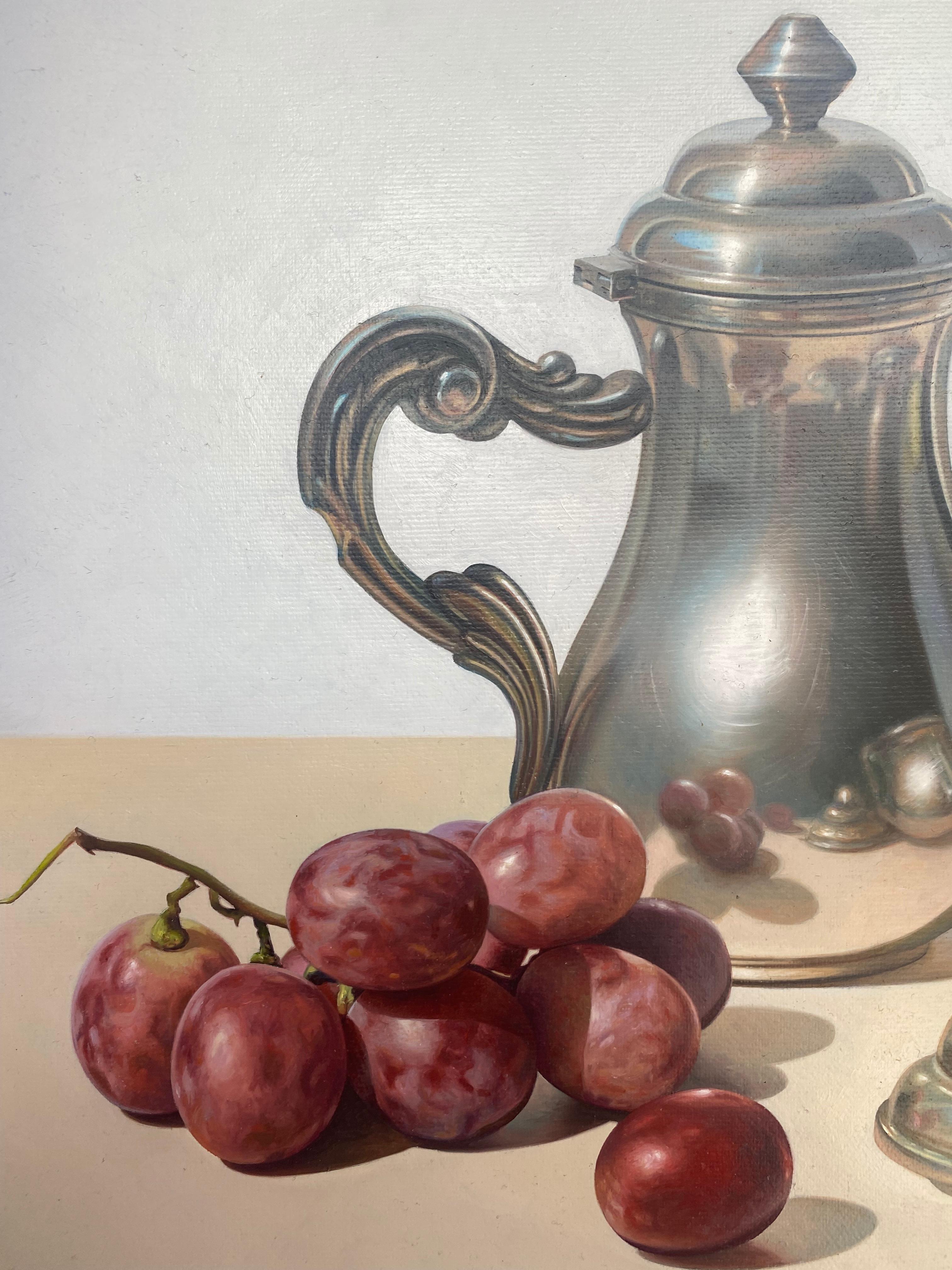 Peinture contemporaine « Nature morte avec raisins » en argenterie, cafetière et fruits - Photoréalisme Painting par Manolo Higueras