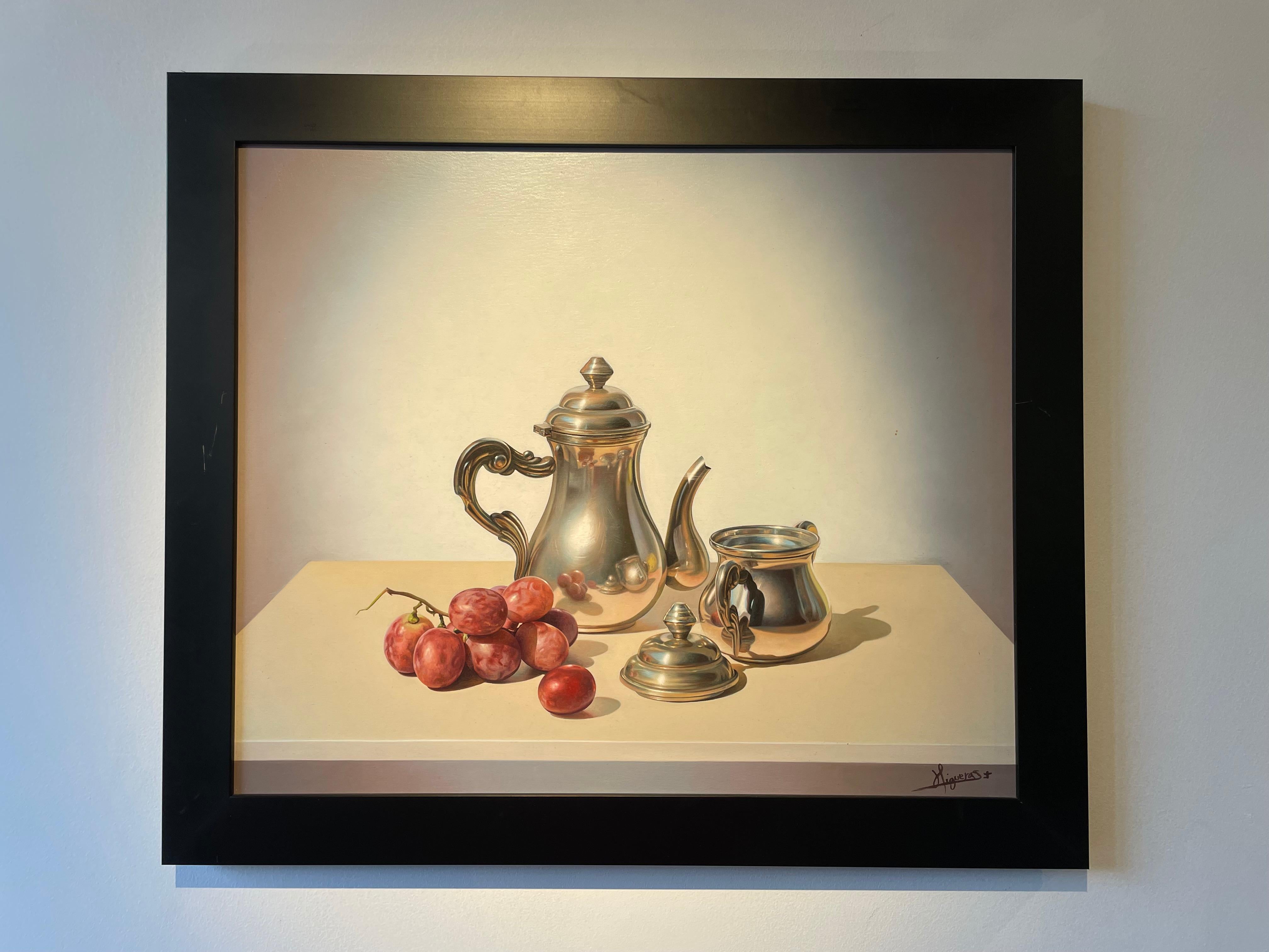 Still-Life Painting Manolo Higueras - Peinture contemporaine « Nature morte avec raisins » en argenterie, cafetière et fruits