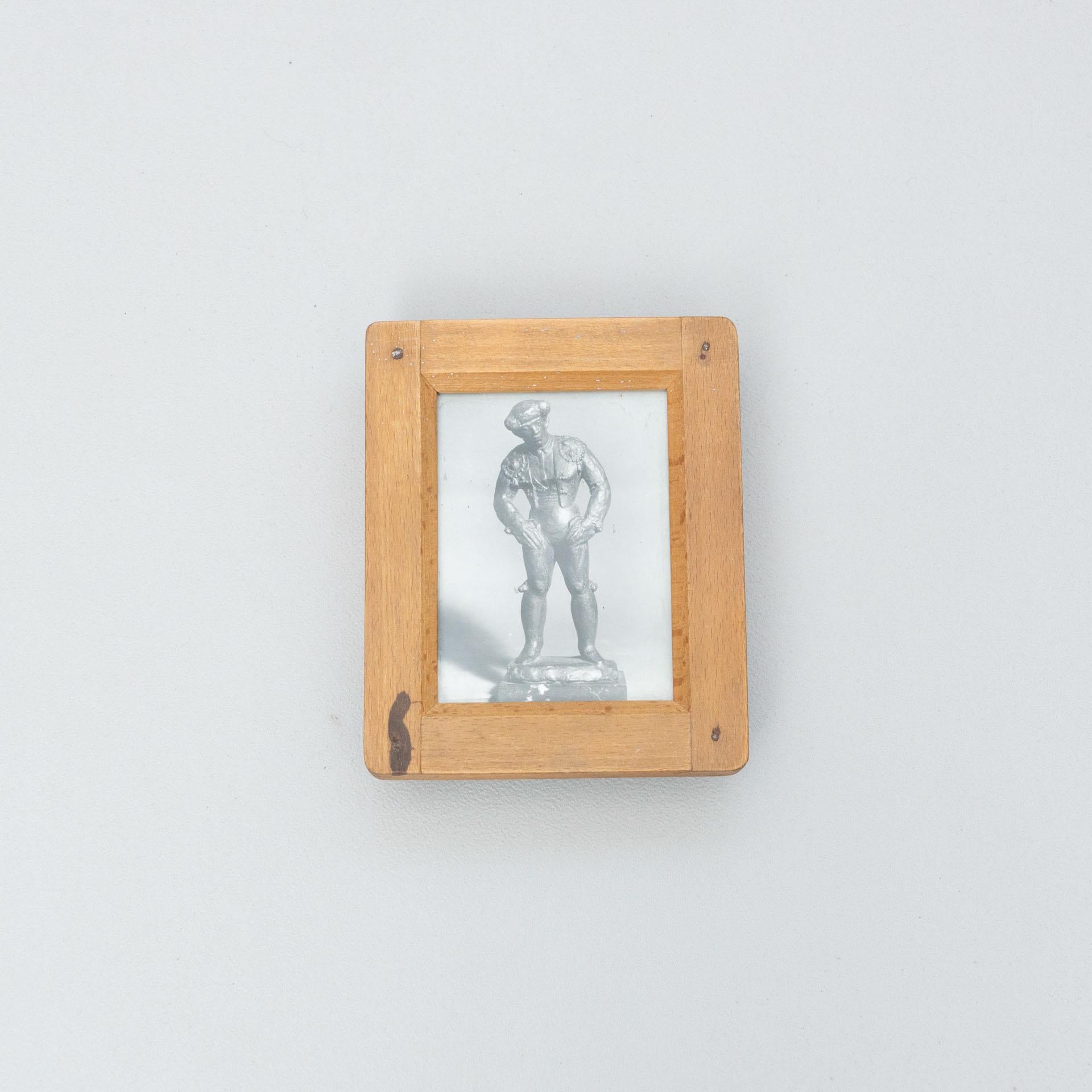 Photographies d'archives de sculptures de Manolo Hugué.
Imprimé, vers 1960.
Cadre en bois inclus.


Matériaux :
Tirage au gélatino-bromure d'argent

Dimensions :
D 4 cm x L 13,5 cm x H 16,5 cm

