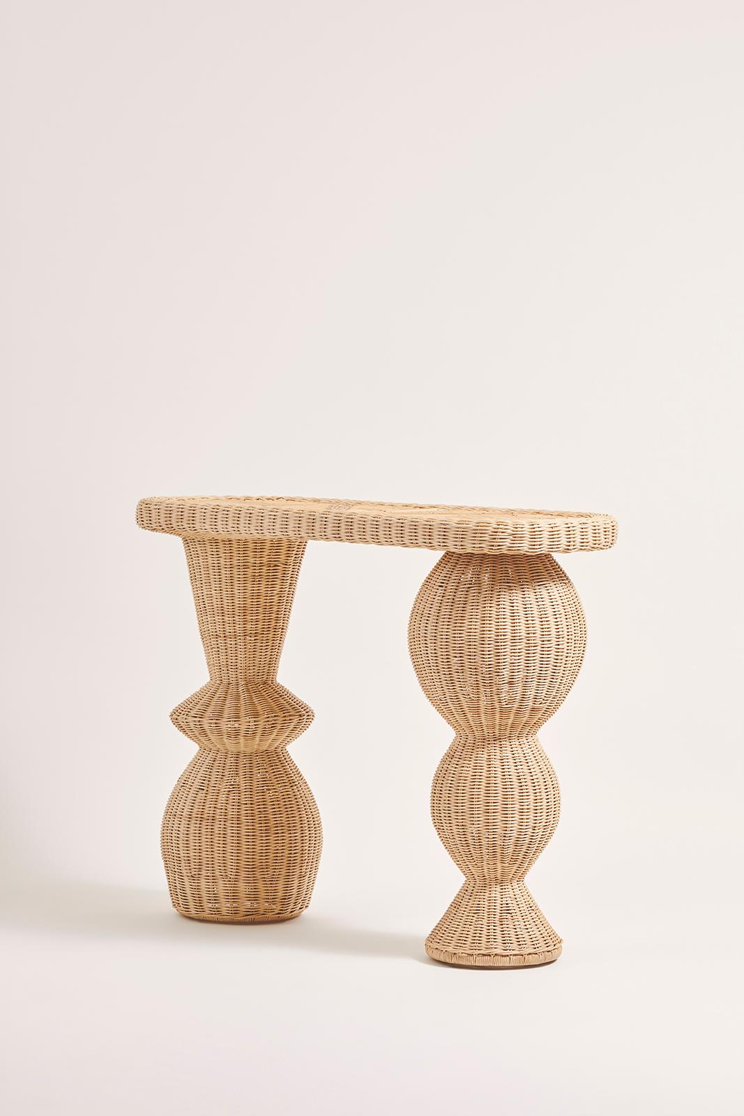 Aggiungi calore e raffinatezza al tuo ambiente con la panca e la console Manon. Questi pezzi intrecciati a mano uniscono la Colonna Manon e ampliano la Famiglia Manon.
Introduci forme organiche e naturali nel tuo spazio con questi pezzi, creando un