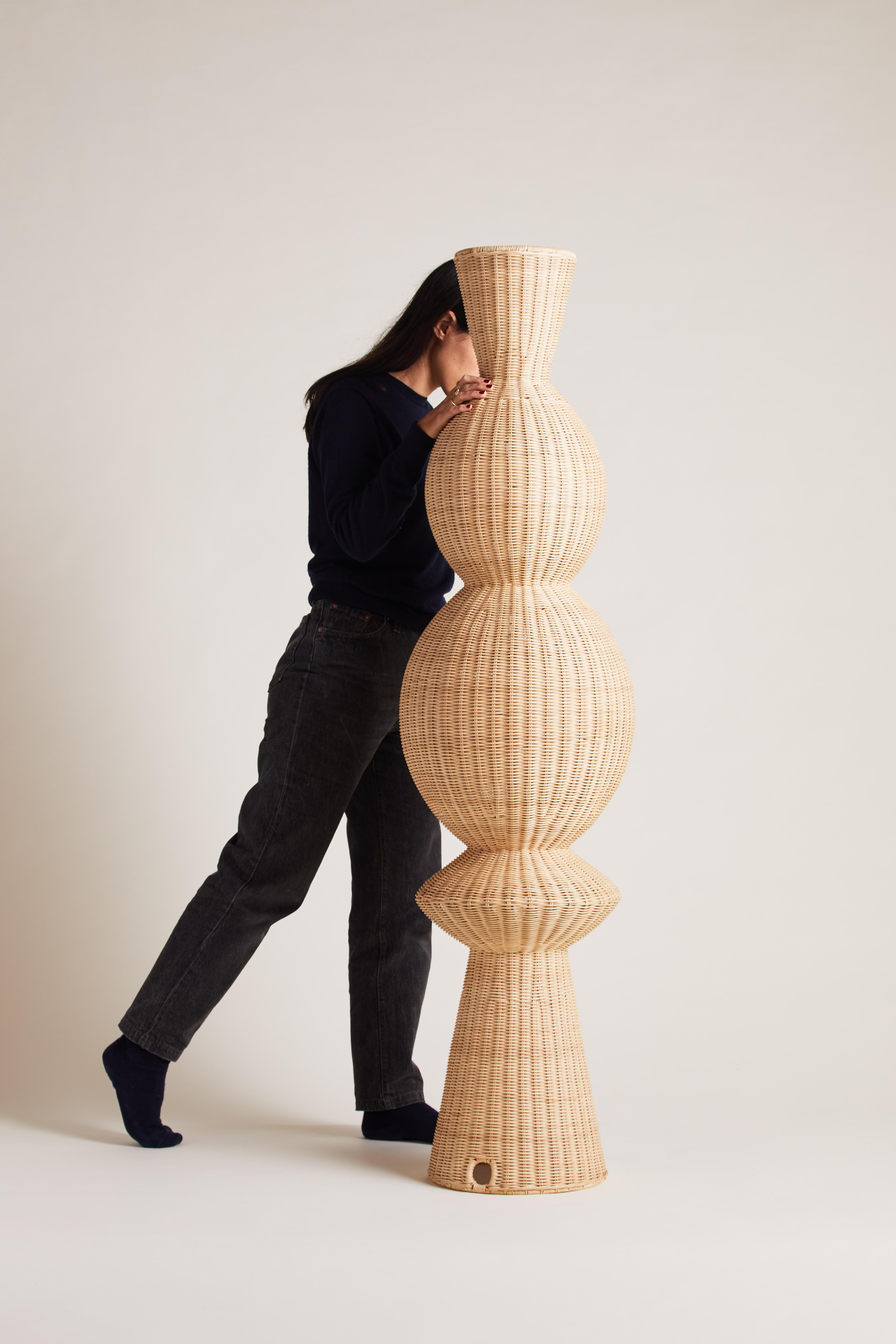La lampada a stelo Manon fa parte della nostra nuova collezione di oggetti decorativi per la tua casa. Avere un senso di materiale naturale nel proprio habitat è una cosa comune al giorno d'oggi, quindi volevamo creare un pezzo che non fosse solo