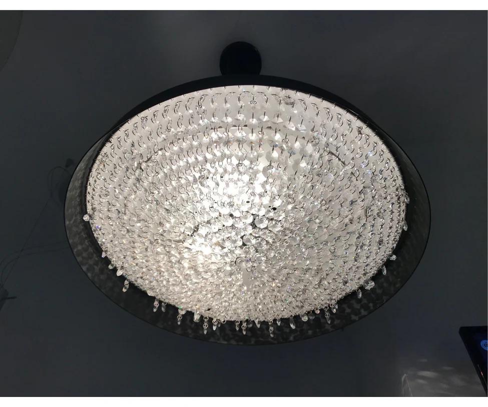 Tondo è un'opera d'arte circolare composta da grappoli di cristallo che catturano e riflettono la luce. Il design bilancia una silhouette moderna con l'eleganza classica di un lampadario di cristallo. 

Materiali: Cristalli a taglio pieno, acciaio