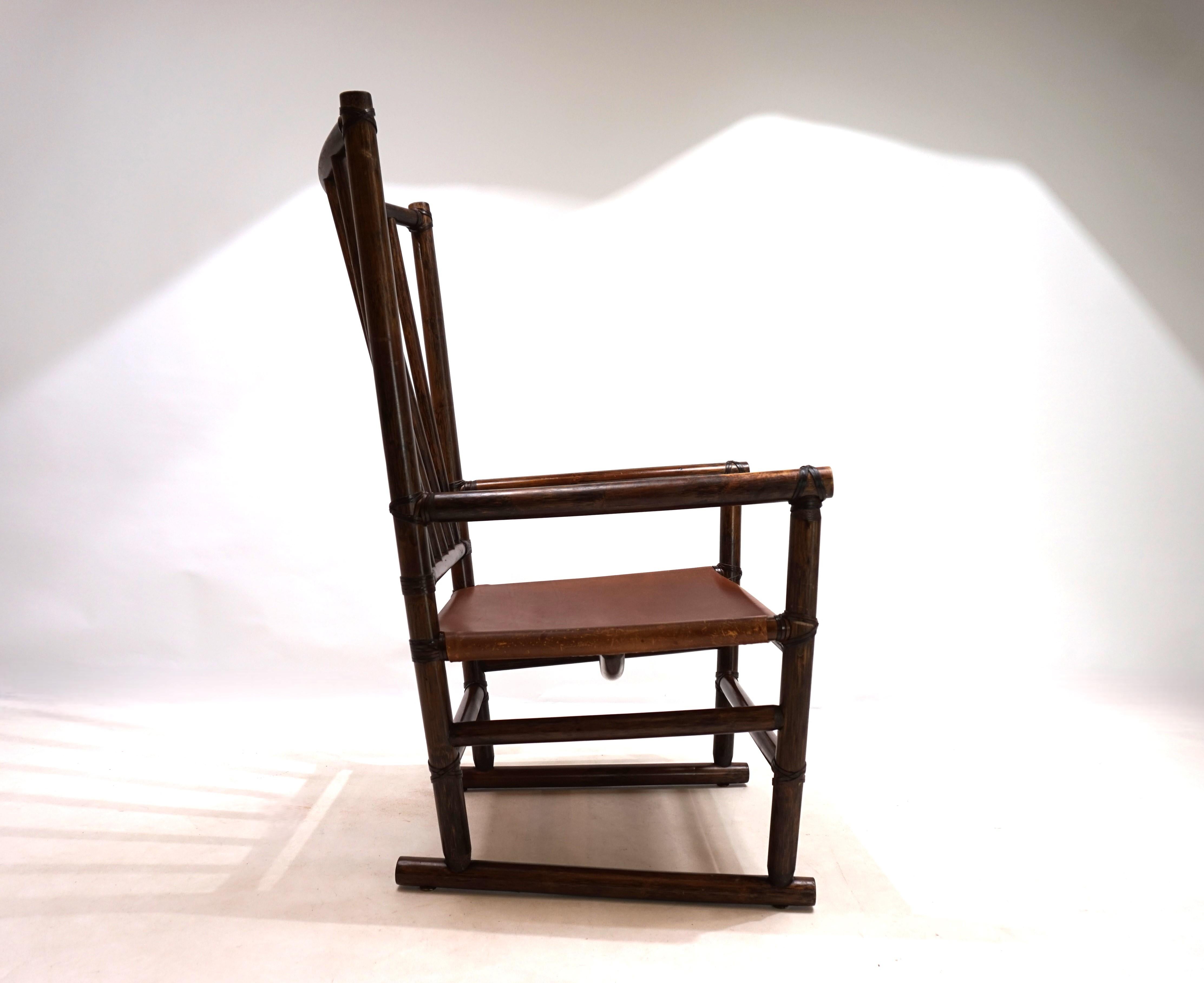 Mid-Century Modern Fauteuil Manou en rotin avec siège en cuir, 1960 en vente