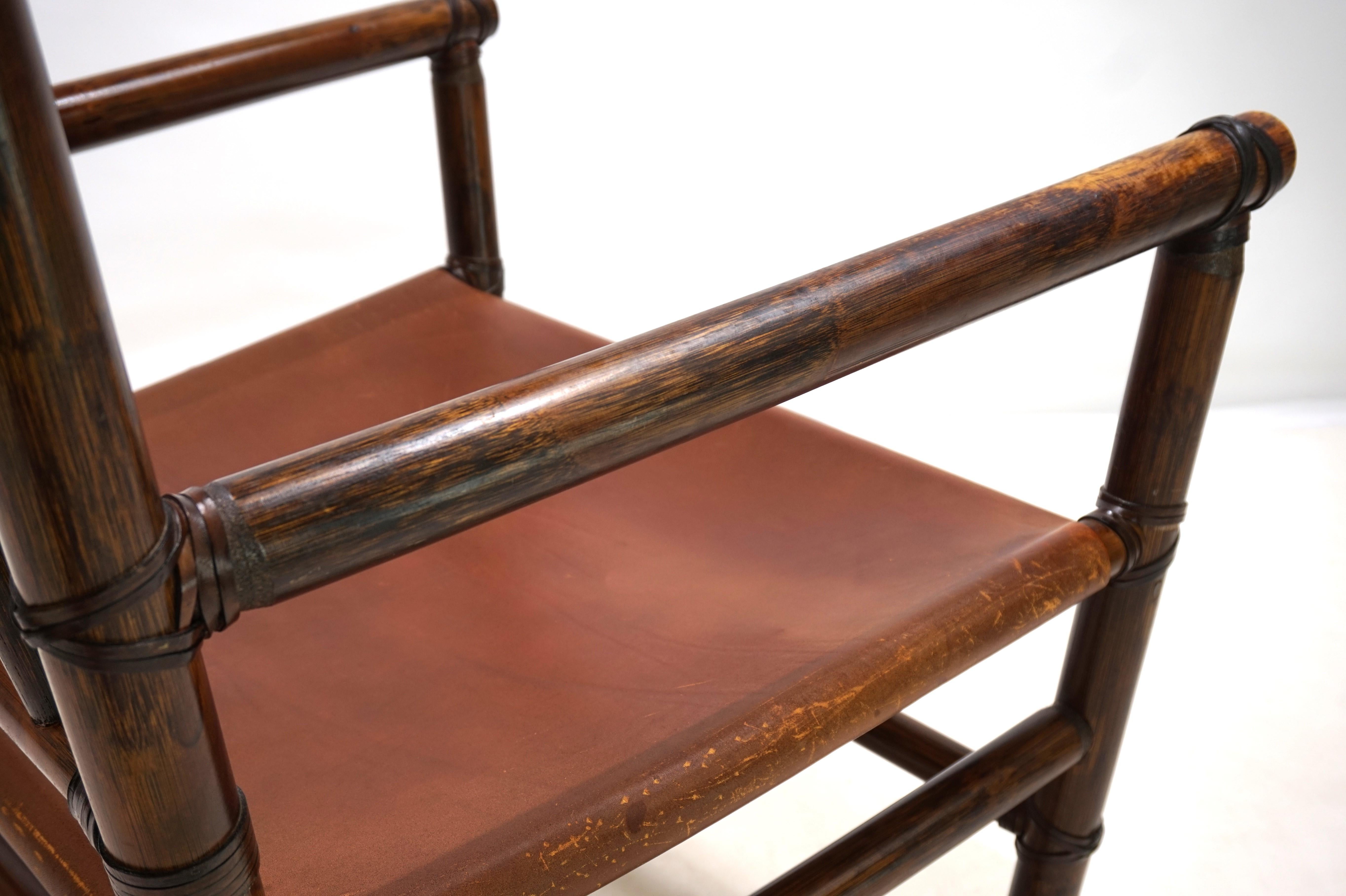 Milieu du XXe siècle Fauteuil Manou en rotin avec siège en cuir, 1960 en vente