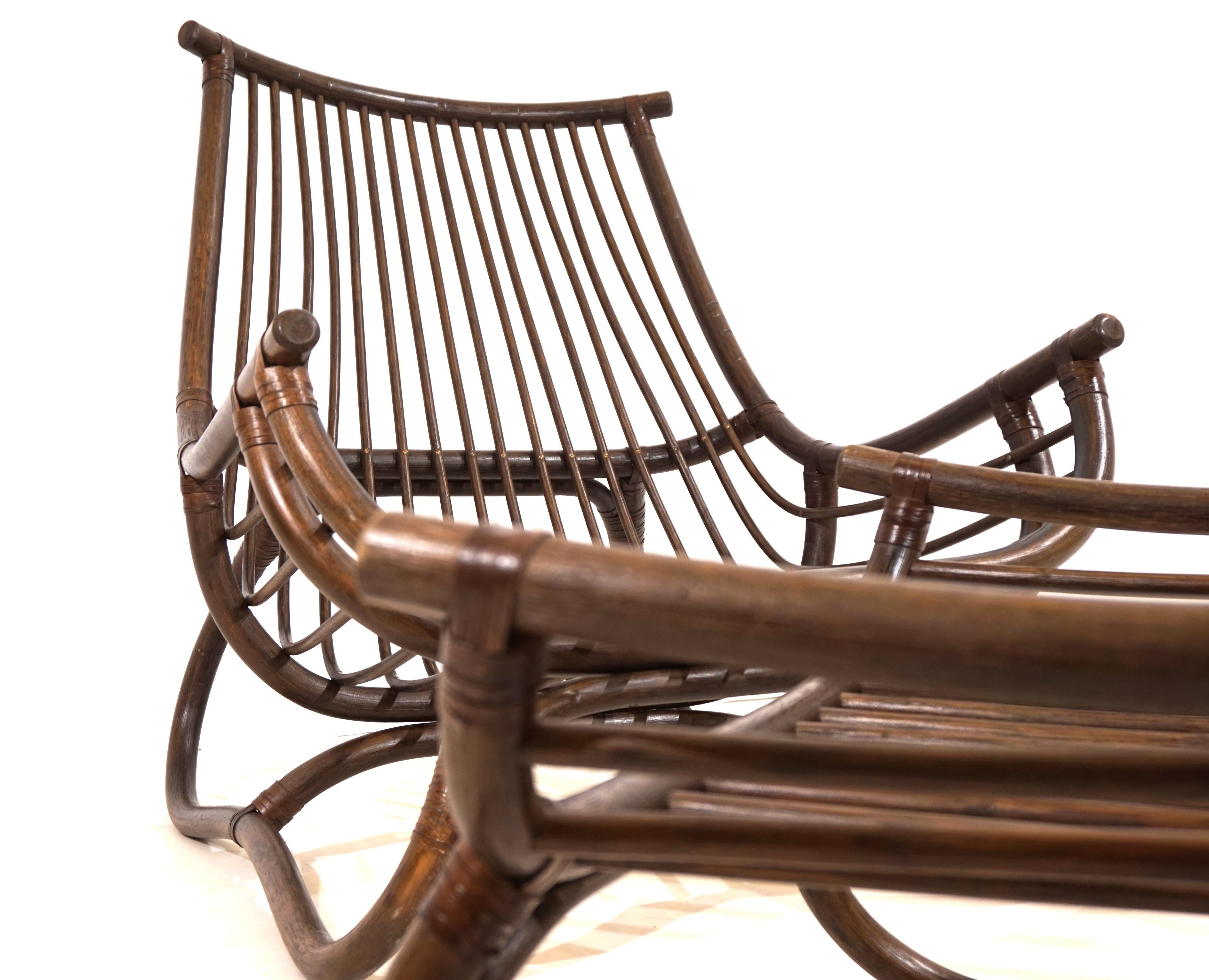 Chaise longue Manou en rotin de style pagode avec pouf en vente 3