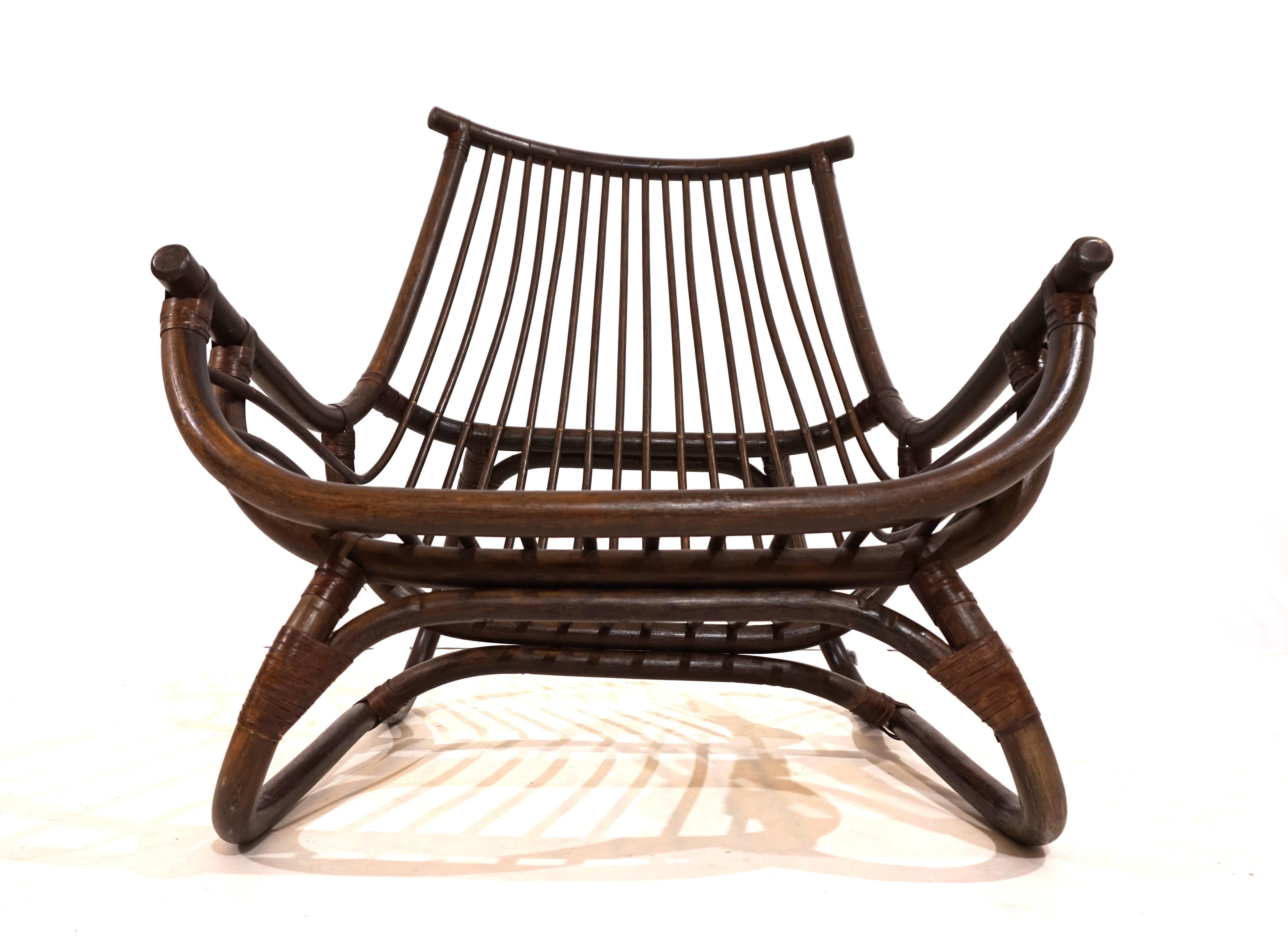 Chaise longue Manou en rotin de style pagode avec pouf en vente 7