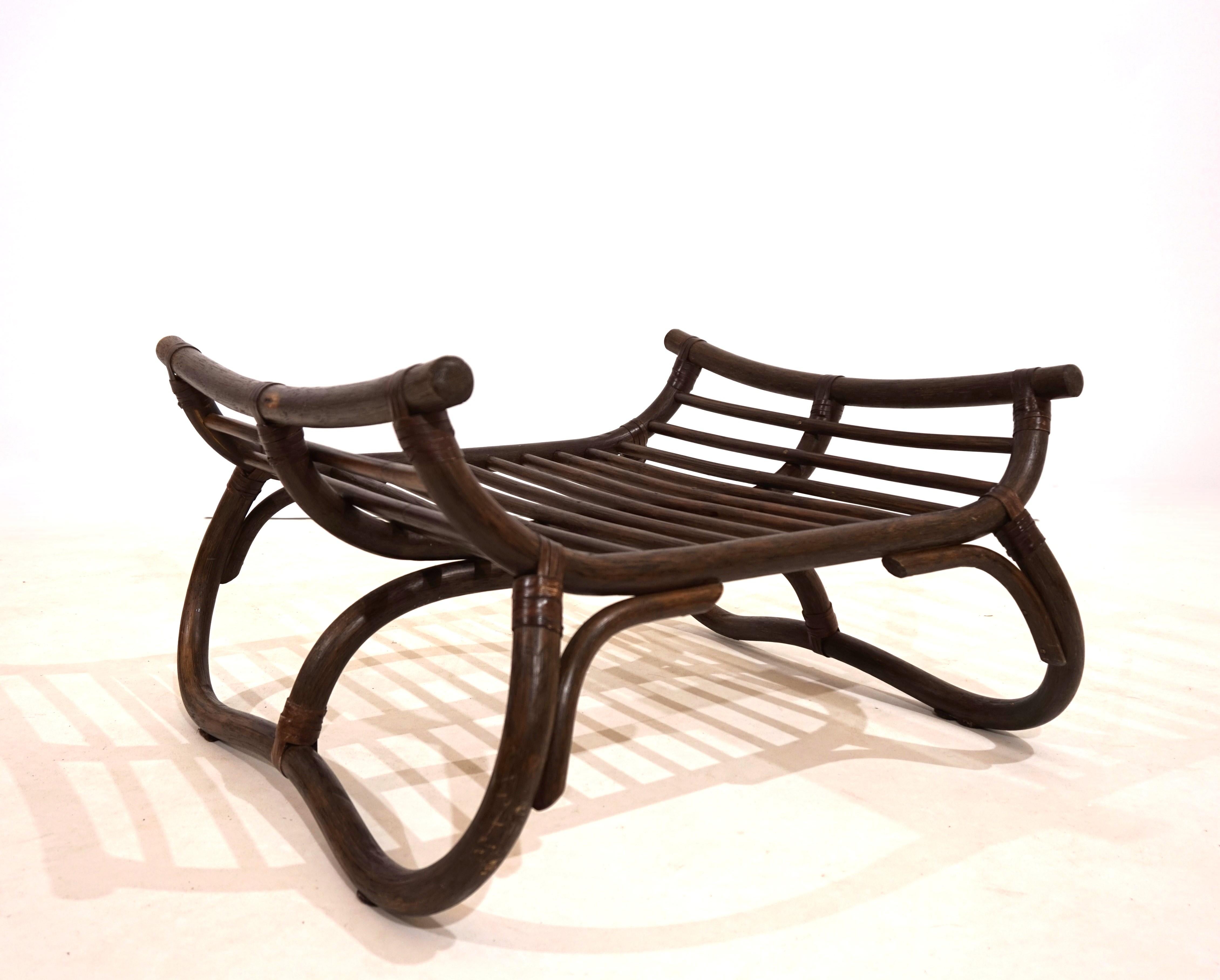 Chaise longue Manou en rotin de style pagode avec pouf en vente 12