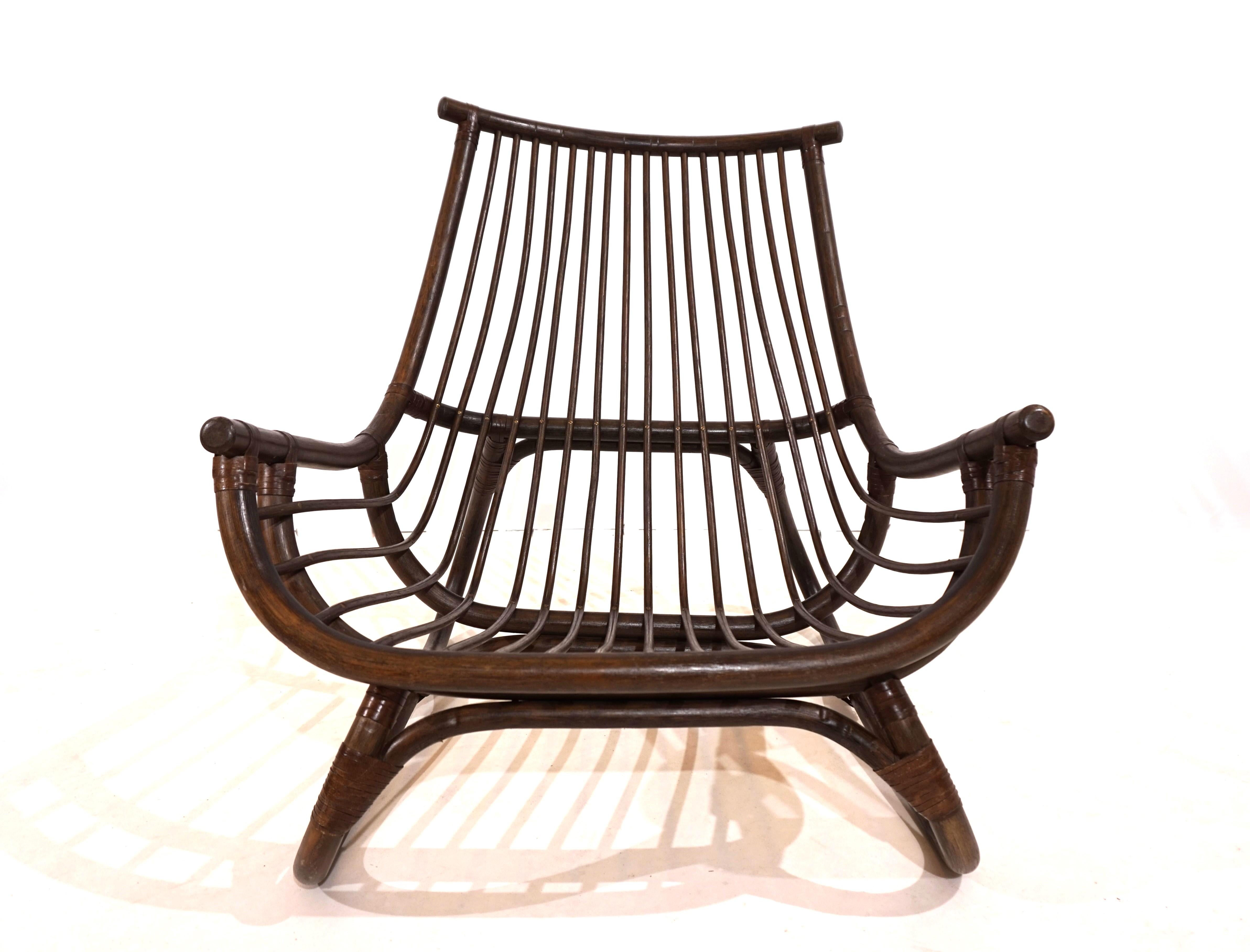 Milieu du XXe siècle Chaise longue Manou en rotin de style pagode avec pouf en vente