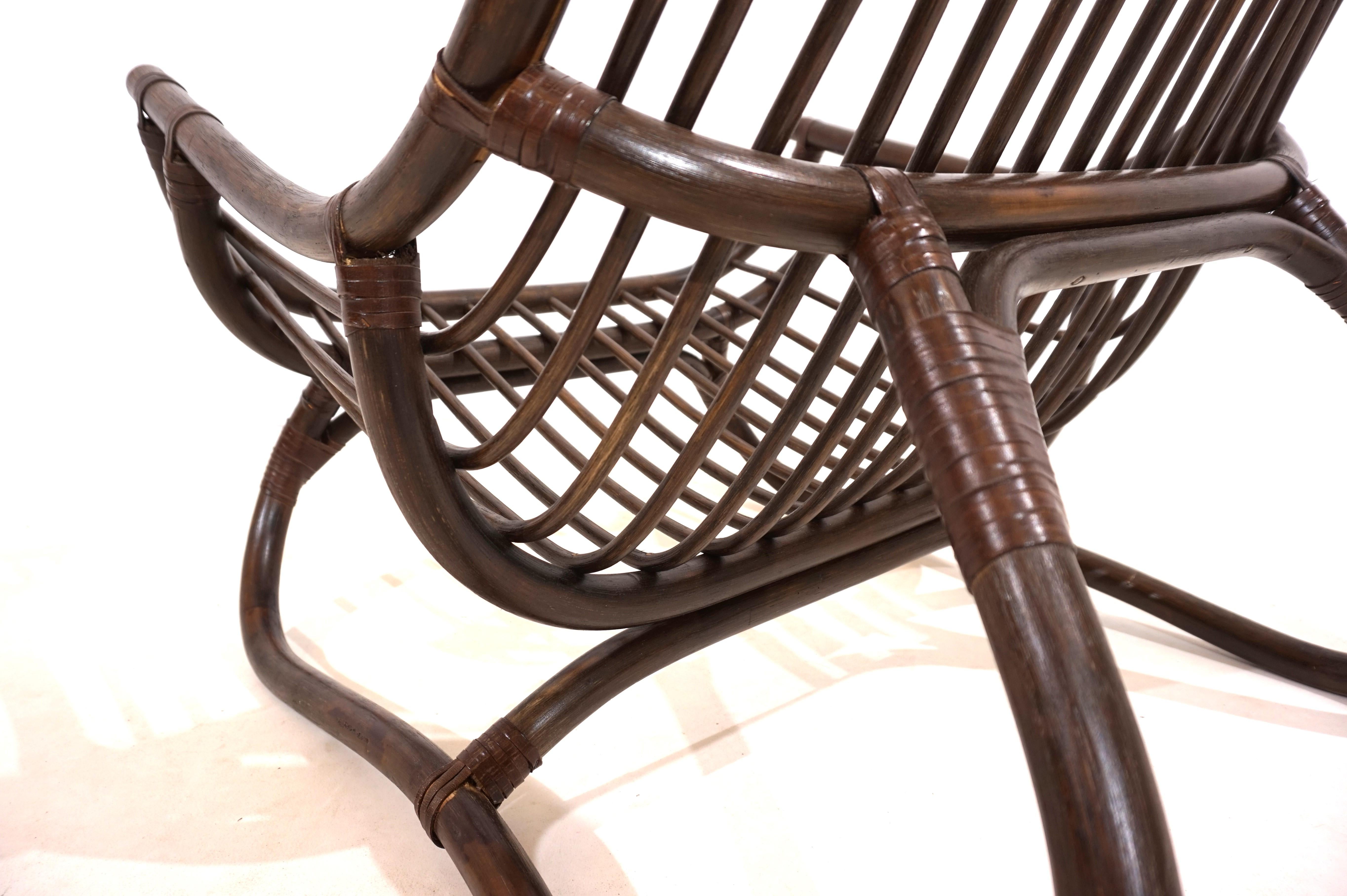 Chaise longue Manou en rotin de style pagode avec pouf en vente 1