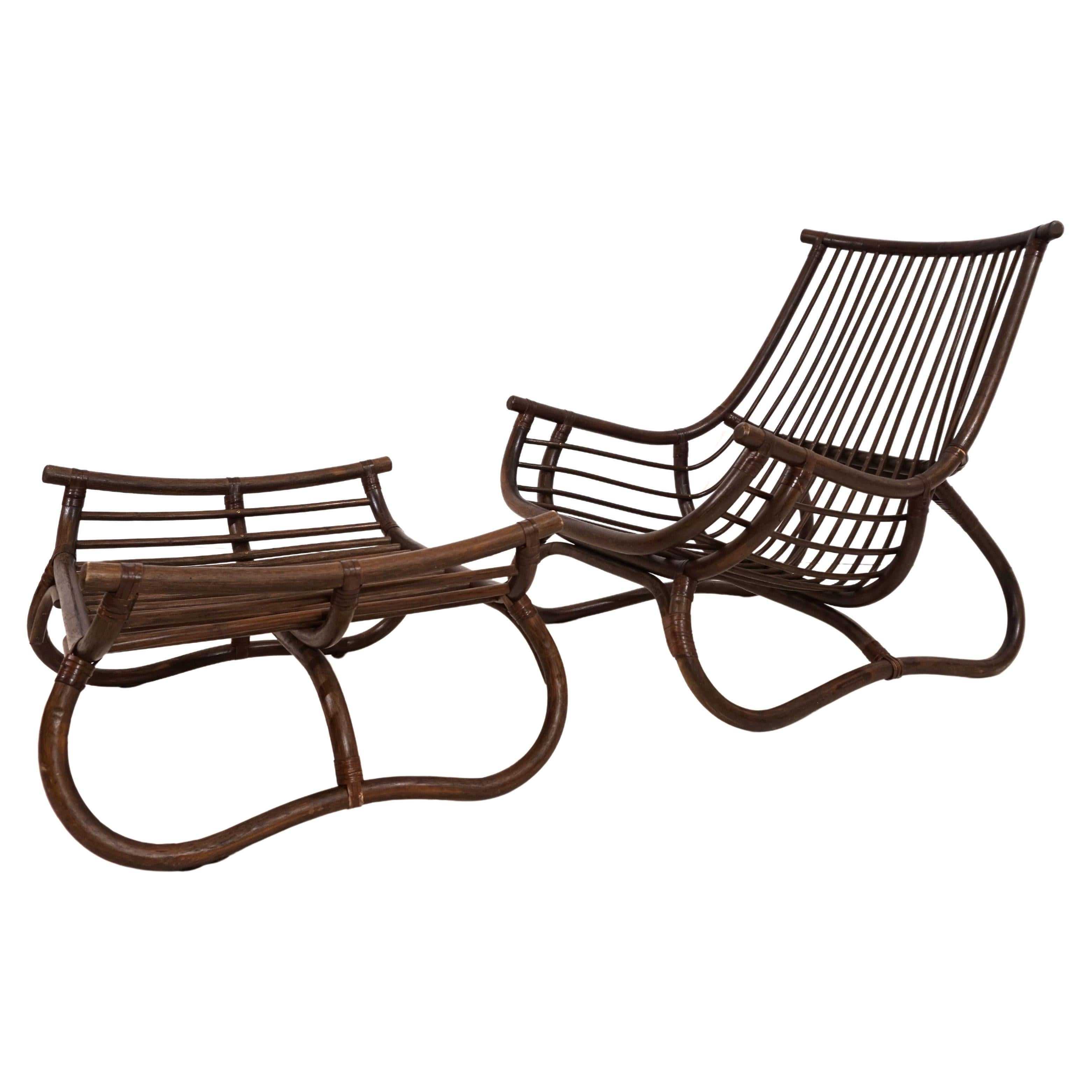 Chaise longue Manou en rotin de style pagode avec pouf en vente