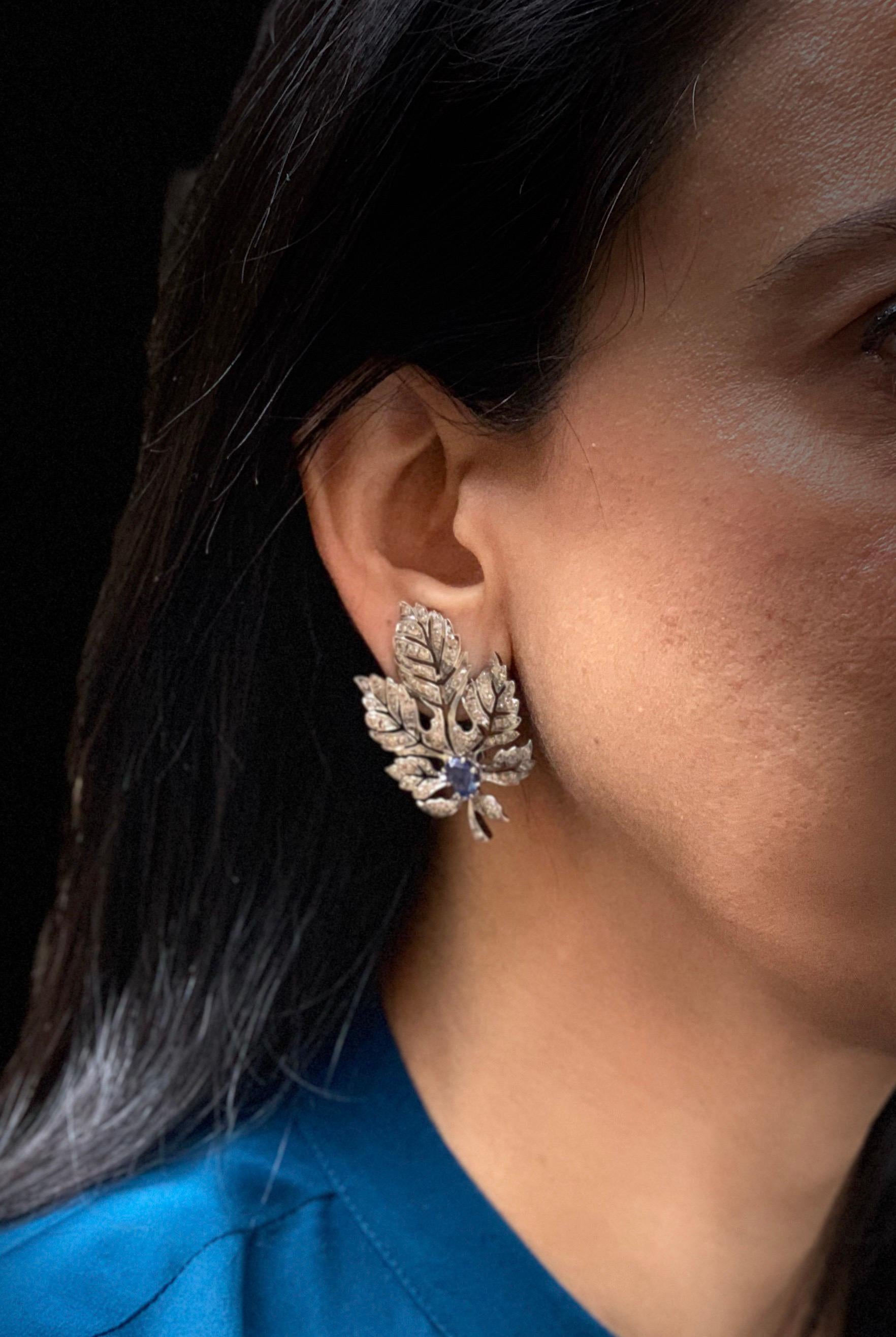 Manpriya B Diamond and Blue Sapphire 18 Karat Gold Black Rhodium Leaf Earrings im Zustand „Neu“ im Angebot in London, GB