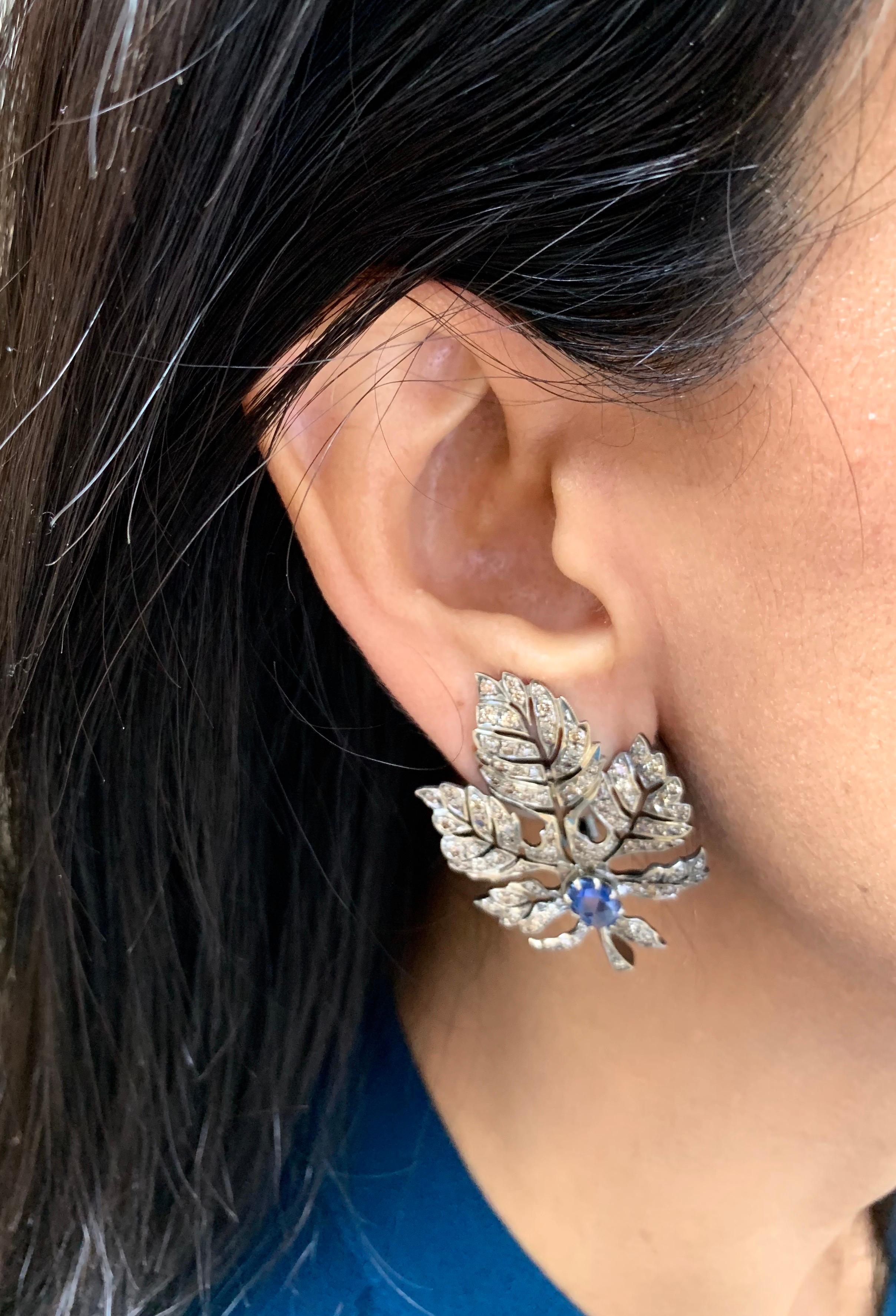 Manpriya B Diamond and Blue Sapphire 18 Karat Gold Black Rhodium Leaf Earrings für Damen oder Herren im Angebot