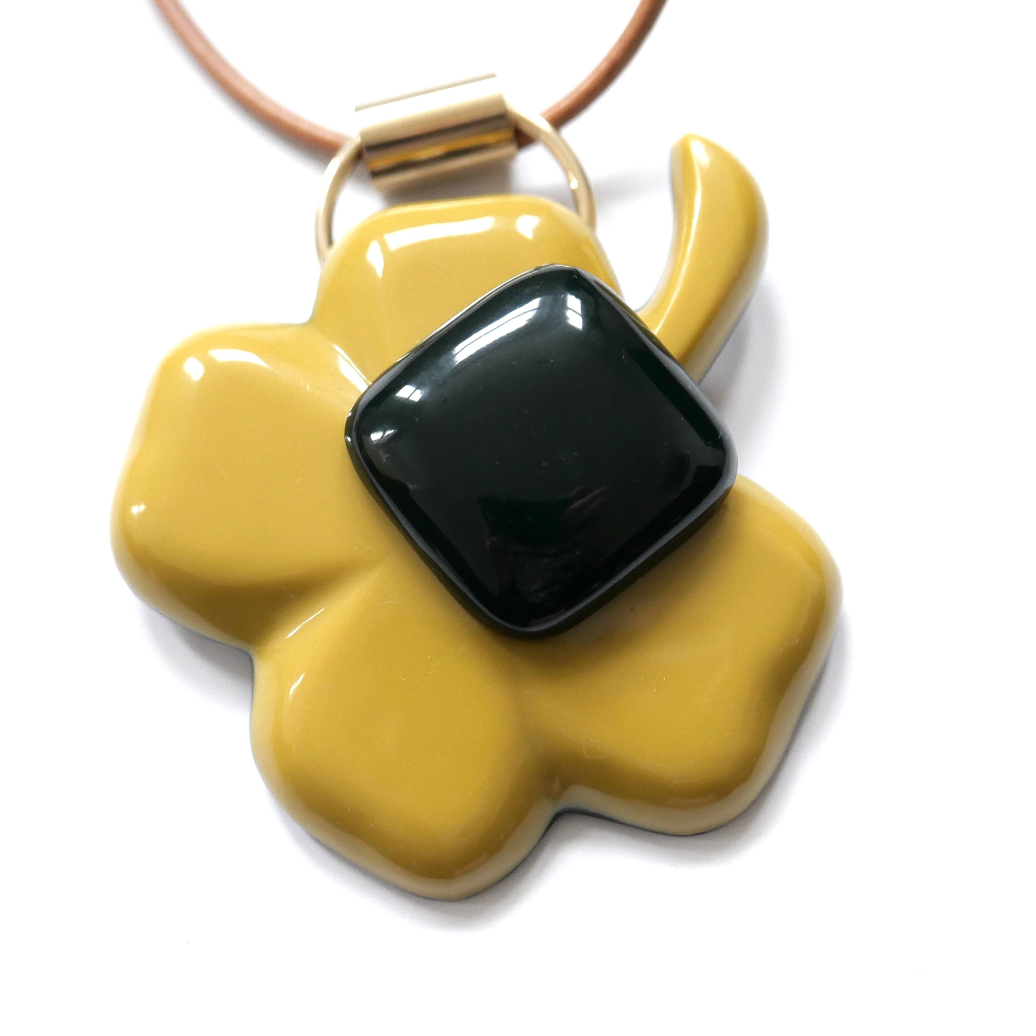 Collana con ciondolo in resina Manrni Vintage Four Leaf Clover In condizioni buone in vendita a London, GB