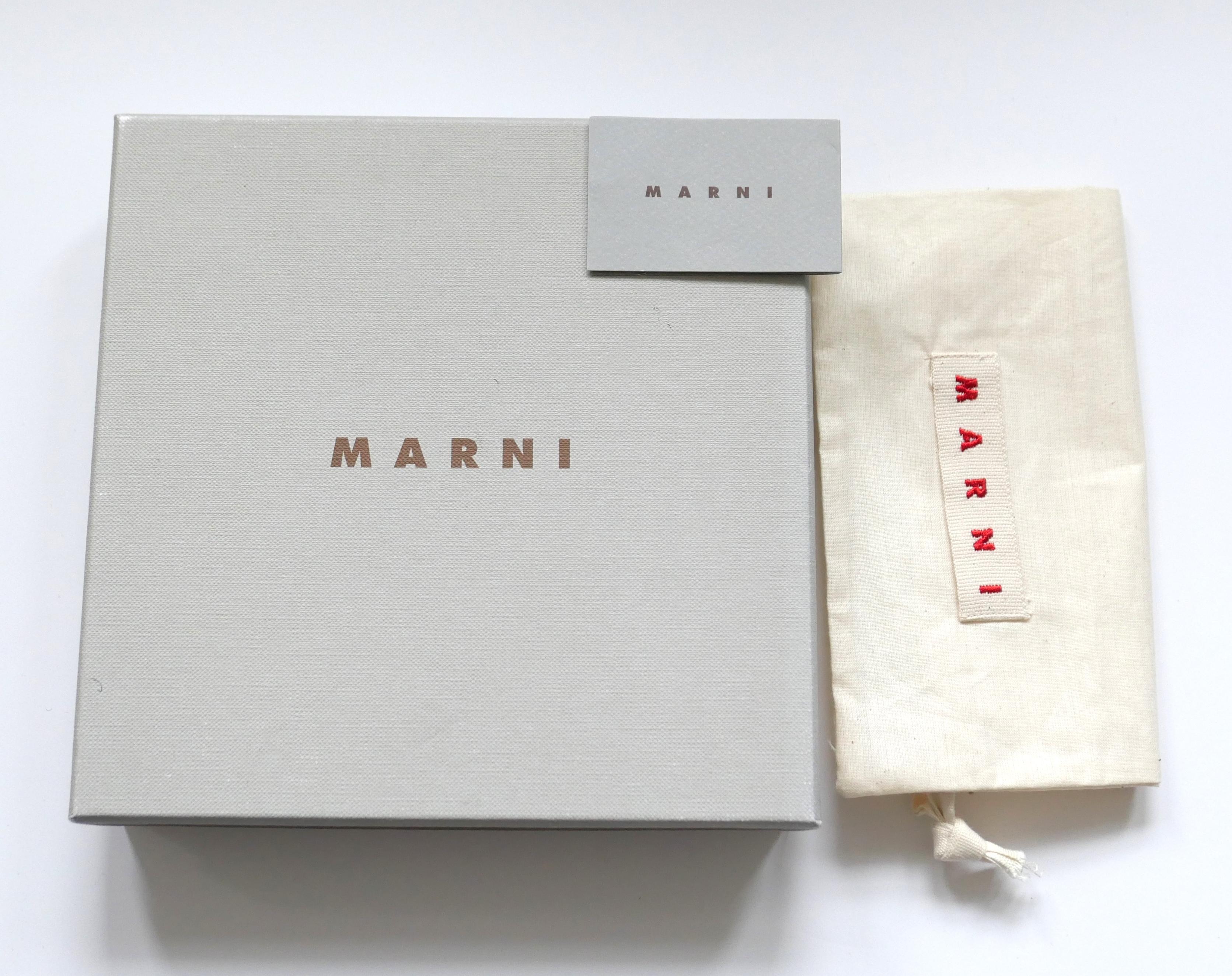 Collana con ciondolo in resina Manrni Vintage Four Leaf Clover in vendita 2