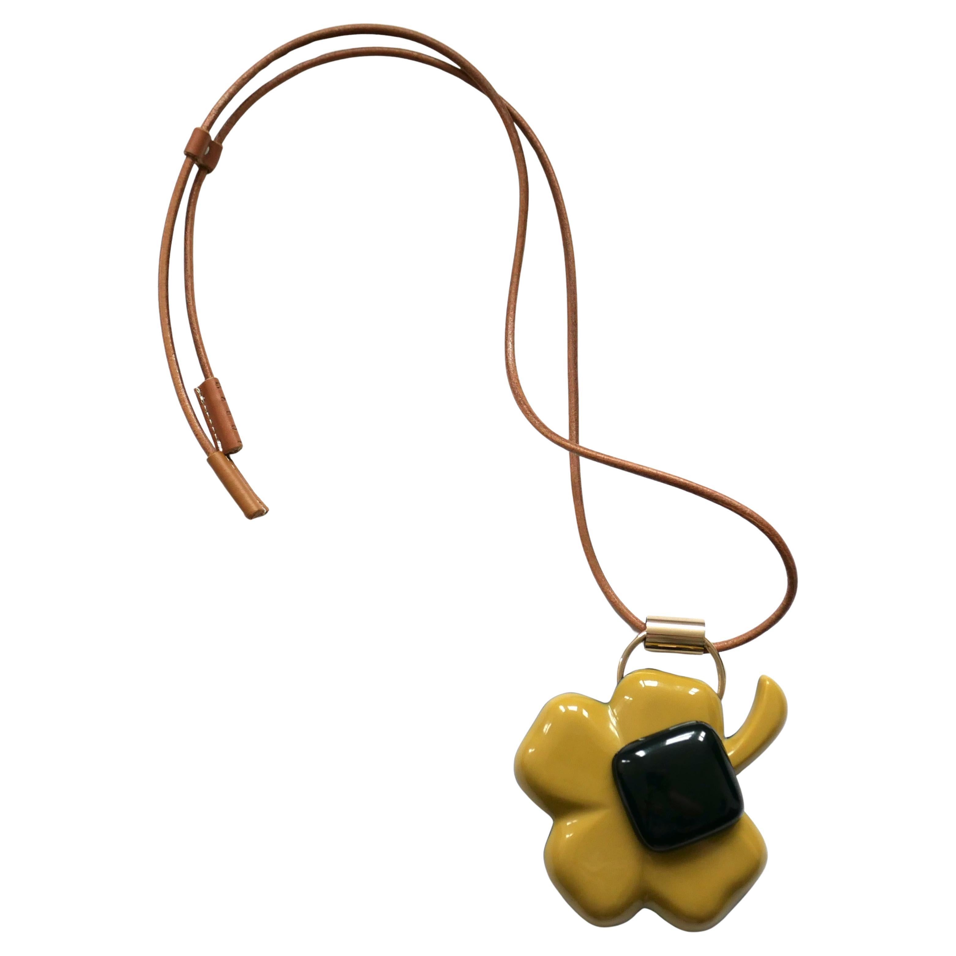 Collana con ciondolo in resina Manrni Vintage Four Leaf Clover in vendita