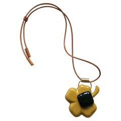Collana con ciondolo in resina Manrni Vintage Four Leaf Clover