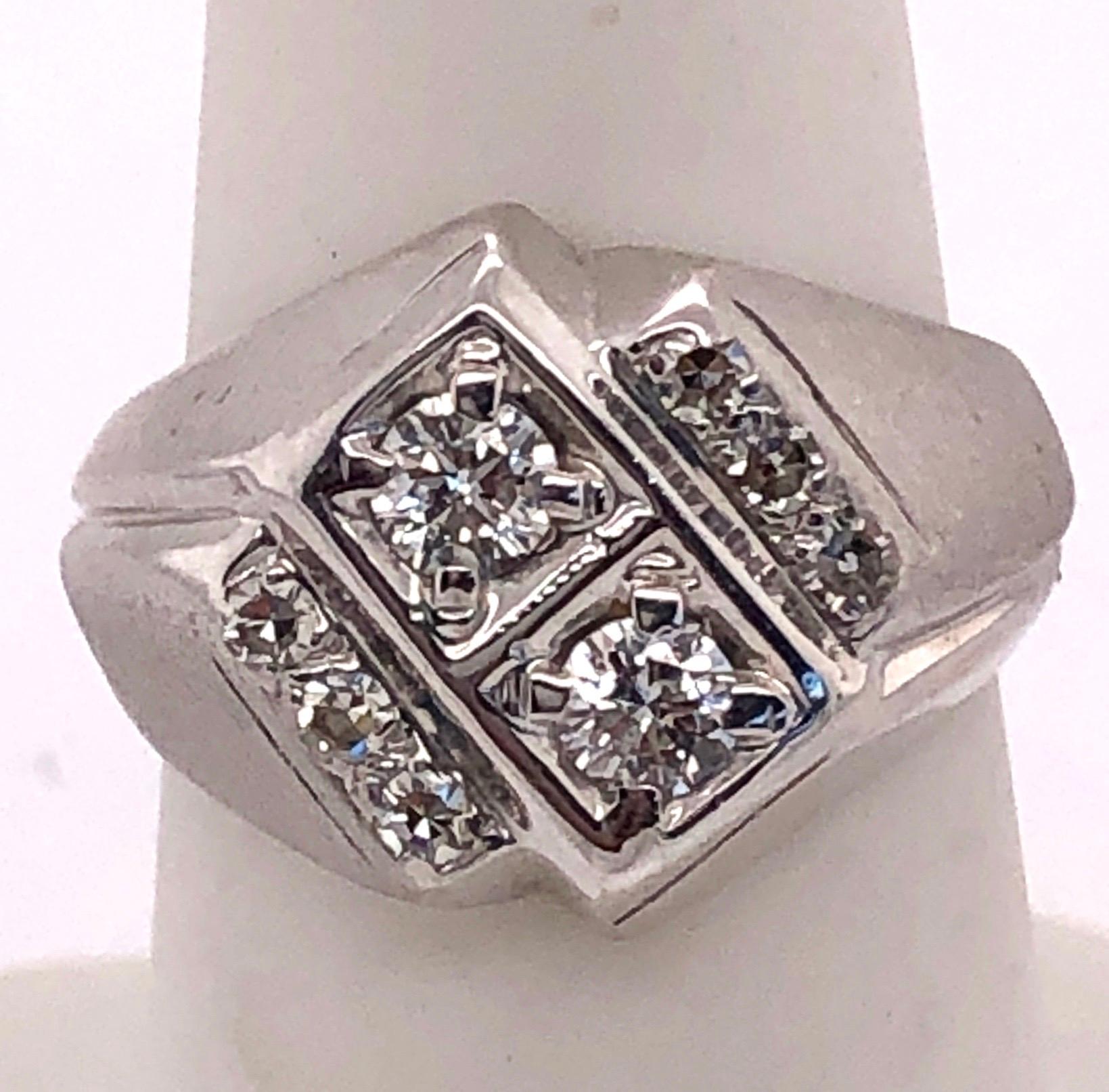 Anello in oro bianco 14KT e diamanti con 0,62 carati di diamanti. Due grandi pietre si trovano al centro e sono affiancate da tre diamanti su ciascun lato. 8 grammi in totale. 
Misura 6,5 con 2 diamanti rotondi 0,50 tw e 6 tondi 1,2 tw 
