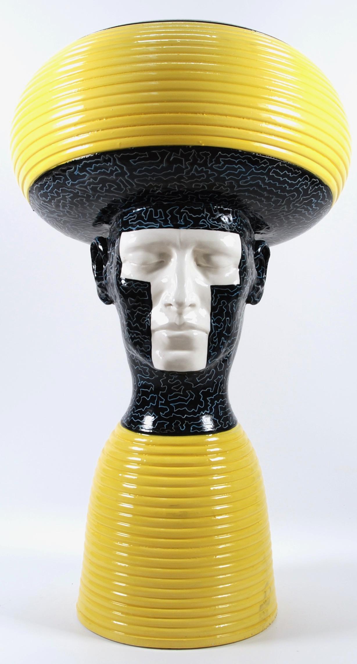 Das Stück ist eine einzigartige Darstellung des Kopfes einer Frau auf moderne Weise.
Unser Designer fertigt diese Stücke vollständig von Hand an.
  