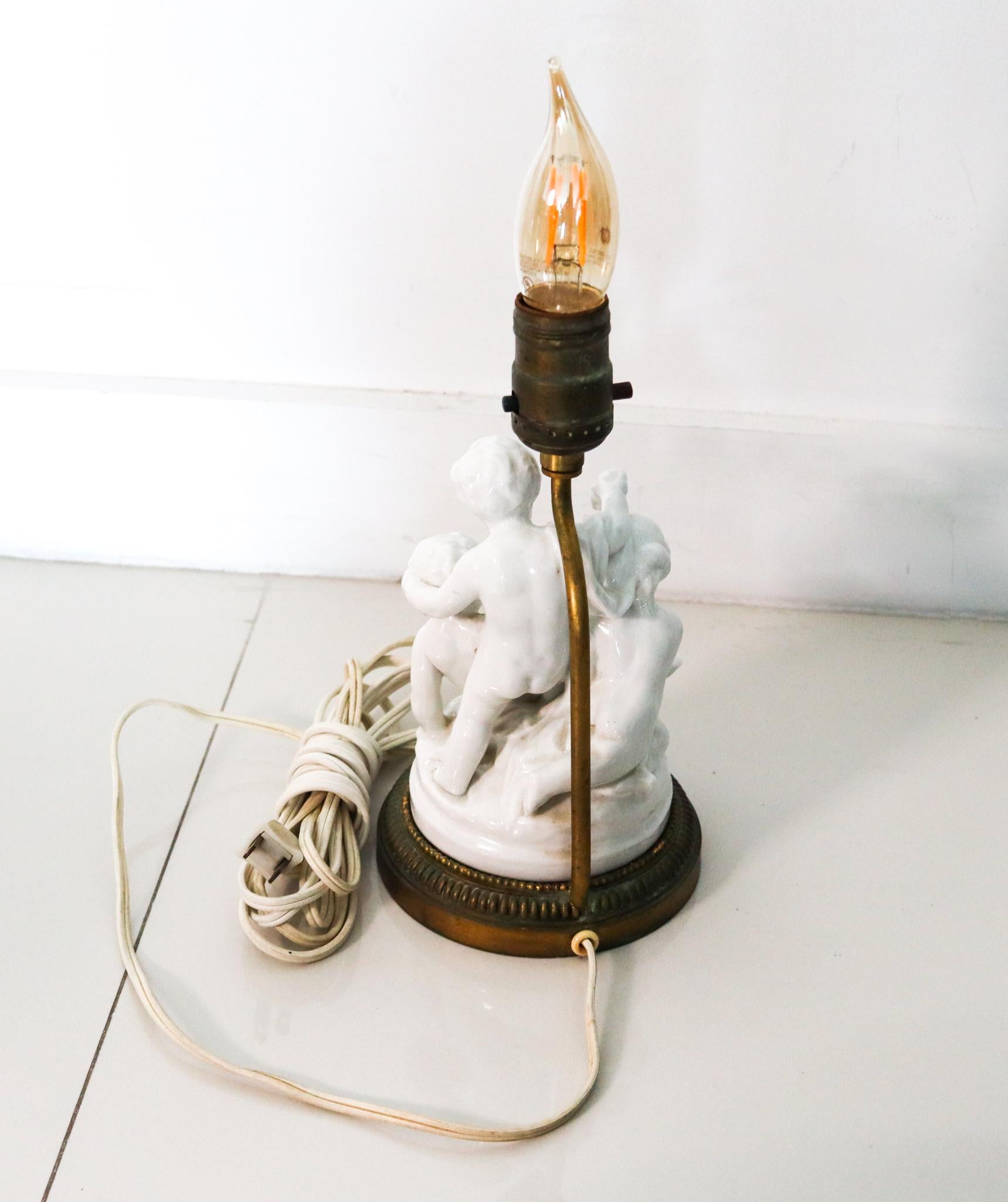 Hand-Crafted Mansard Paris France 1880 Bronze Ormolu Lamp with Three Cherubins in Porcelain For Sale