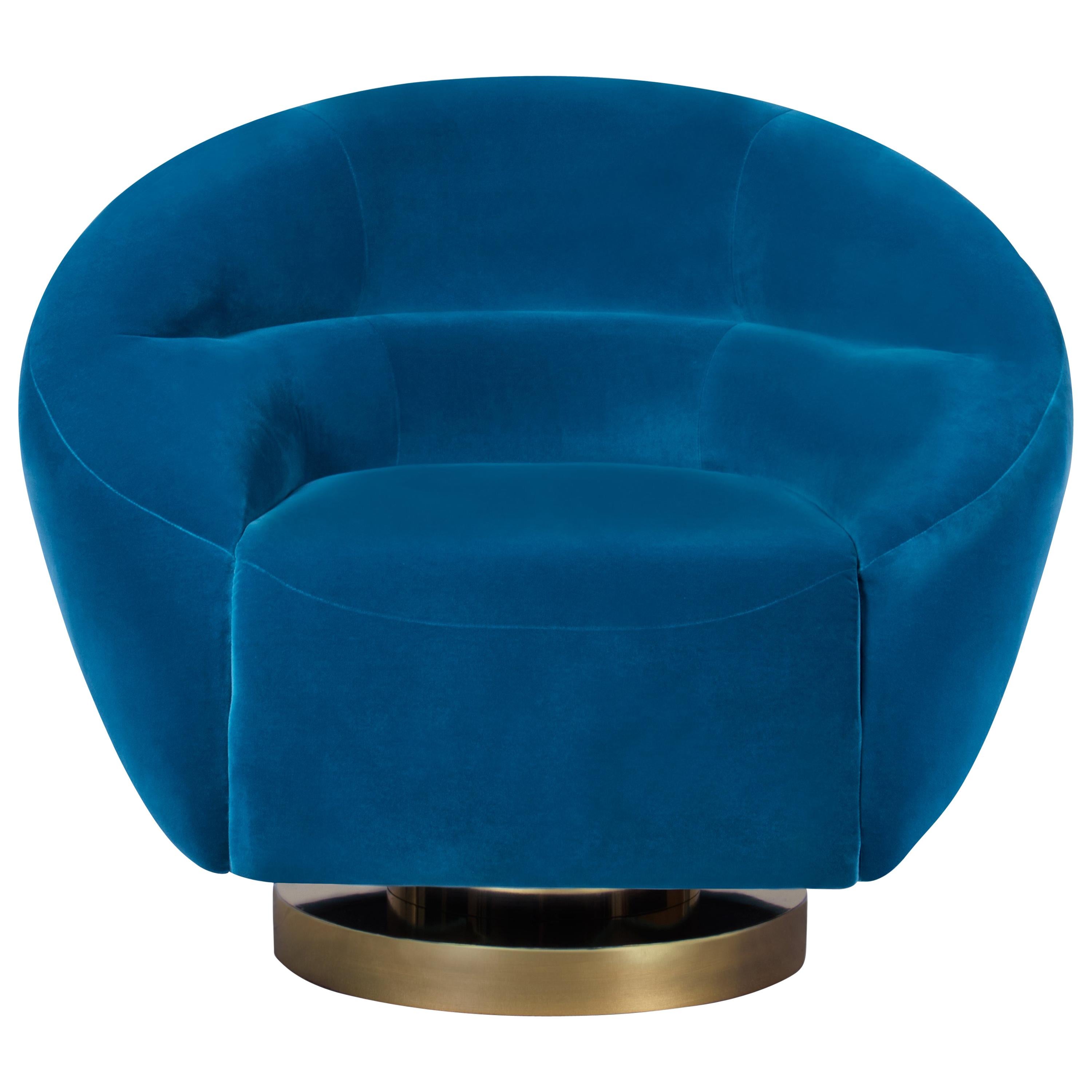 The iconic Mansfield chair is our ultimate mid-century modern masterpiece, combining the retro touch from the velvet with the 60’s sleek lines. It is an accent barrel chair atop a sophisticated swivel polished brass base. Its iconic low-slung and