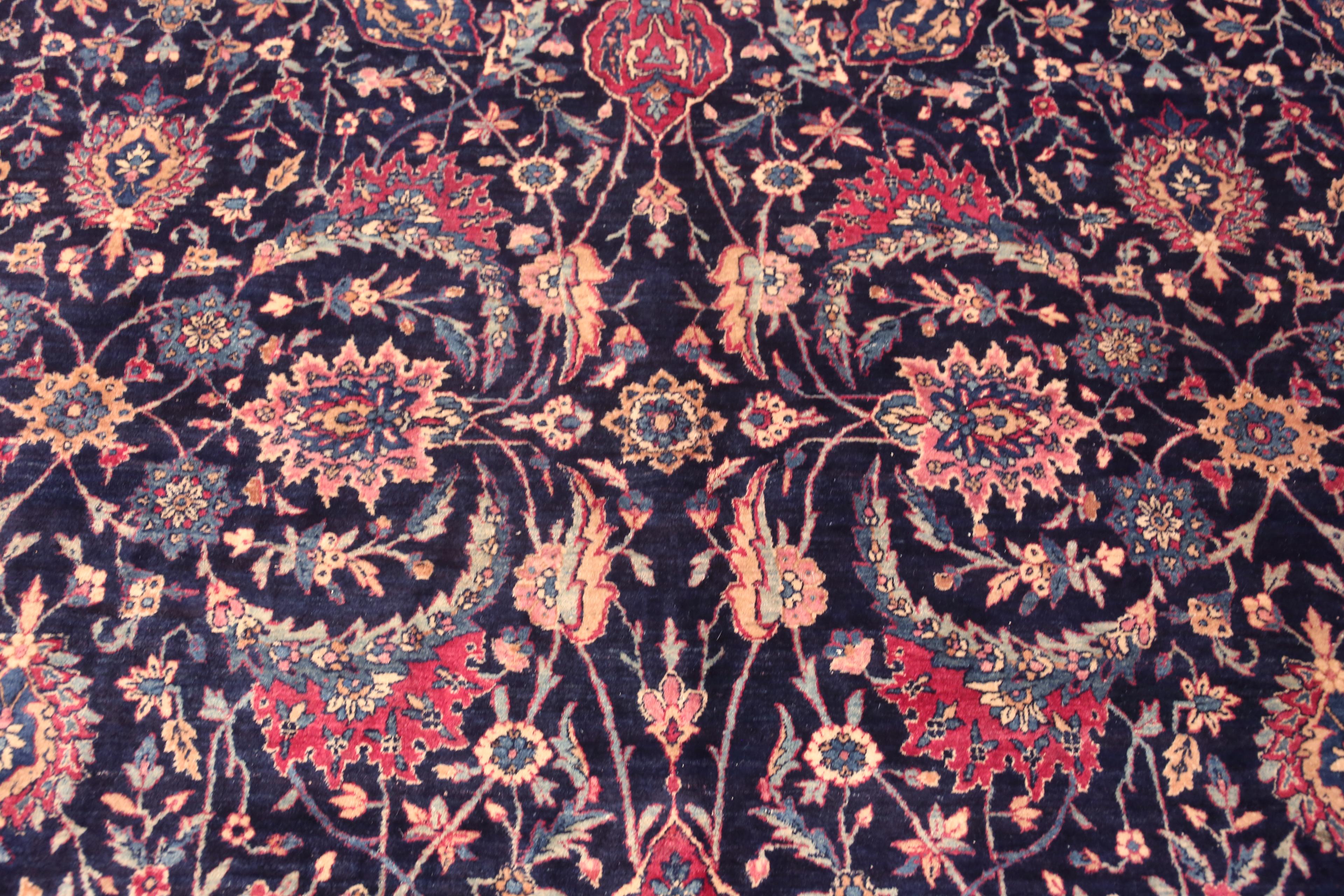 XX secolo Tappeto antico persiano Kerman con design floreale a falce di dimensioni Mansion 12'8
