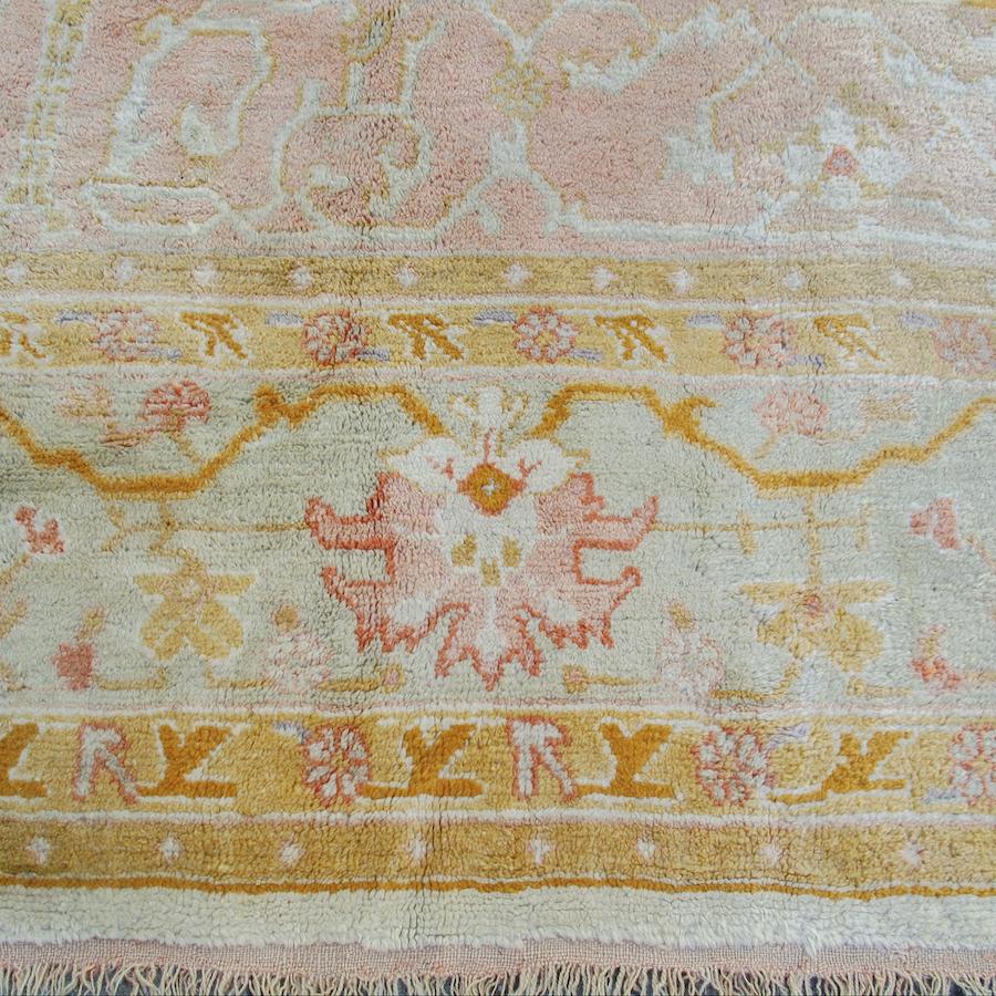 Sebbene i tappeti Oushak antichi di grandi dimensioni siano certamente prodotti noti e desiderabili nel mercato attuale, pochi sono quelli che emanano l'eleganza e la raffinatezza complessiva di questo pezzo. Le tonalità classiche dell'oro e del