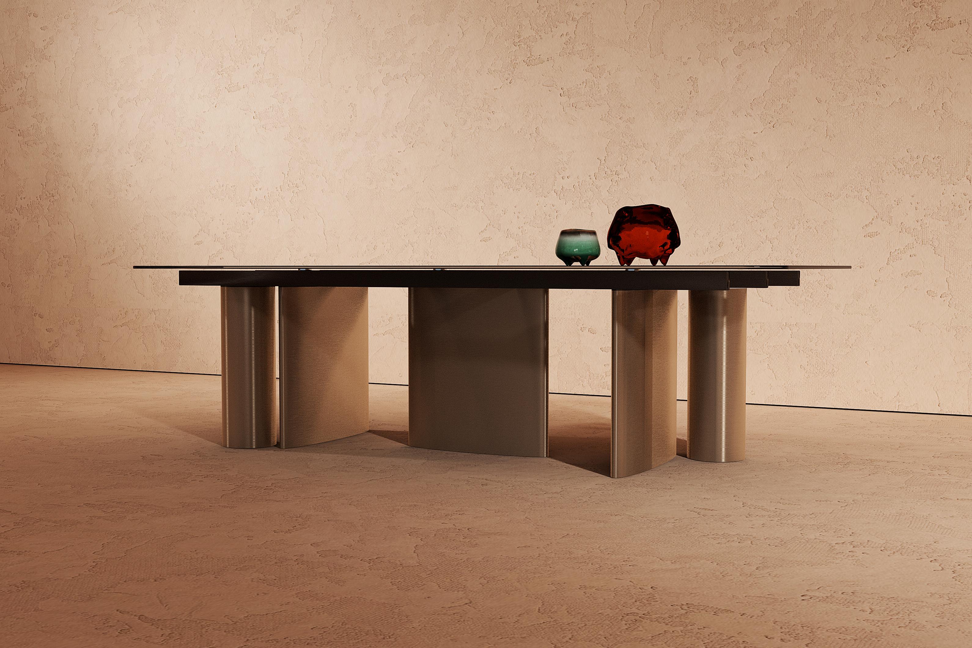 Manson dining table with matte brushed bronze metal legs glass top In Excellent Condition For Sale In Bisceglie, IT
