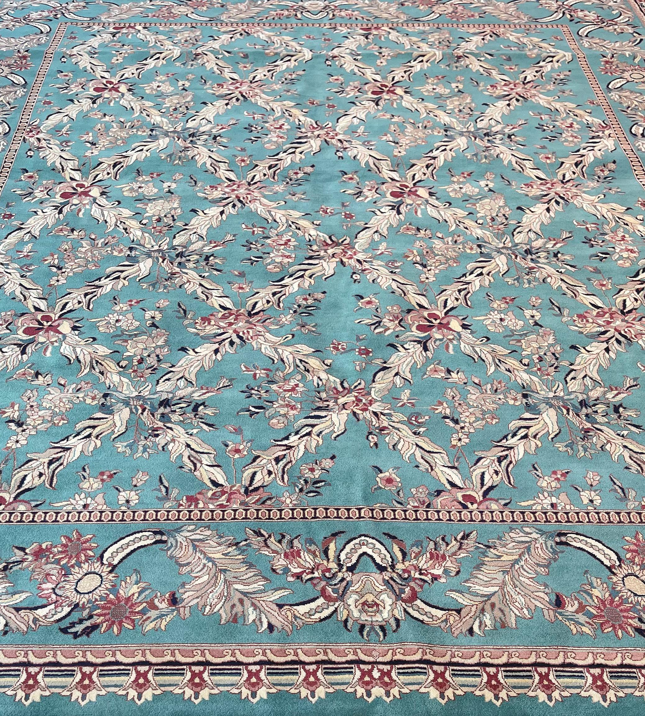 Tappeto Tabriz autentico, tessuto a mano, proveniente dal Pakistan. Questo tappeto di altissima qualità è caratterizzato da una superba armatura e da una bellissima combinazione di colori. 100% Vello di lana naturale pregiata su base di cotone.