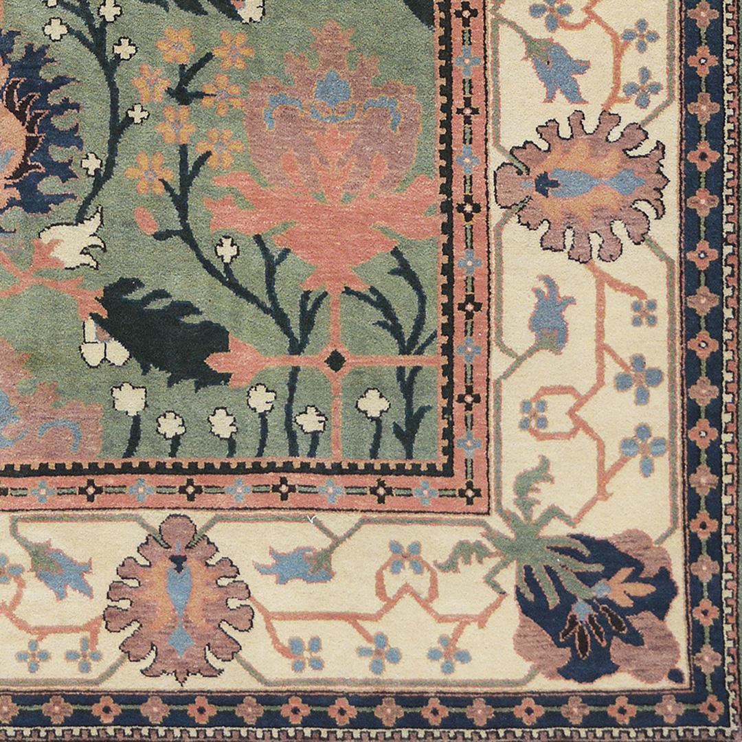 Dieser herrlich dekorative, brandneue Donegal-Teppich wurde Anfang 1900 in Donegal, Irland, entworfen und hergestellt. Er wurde in Kaschmir handgewebt. Dieser Arts & Crafts-Teppich zeichnet sich durch großflächige Muster und meisterhafte