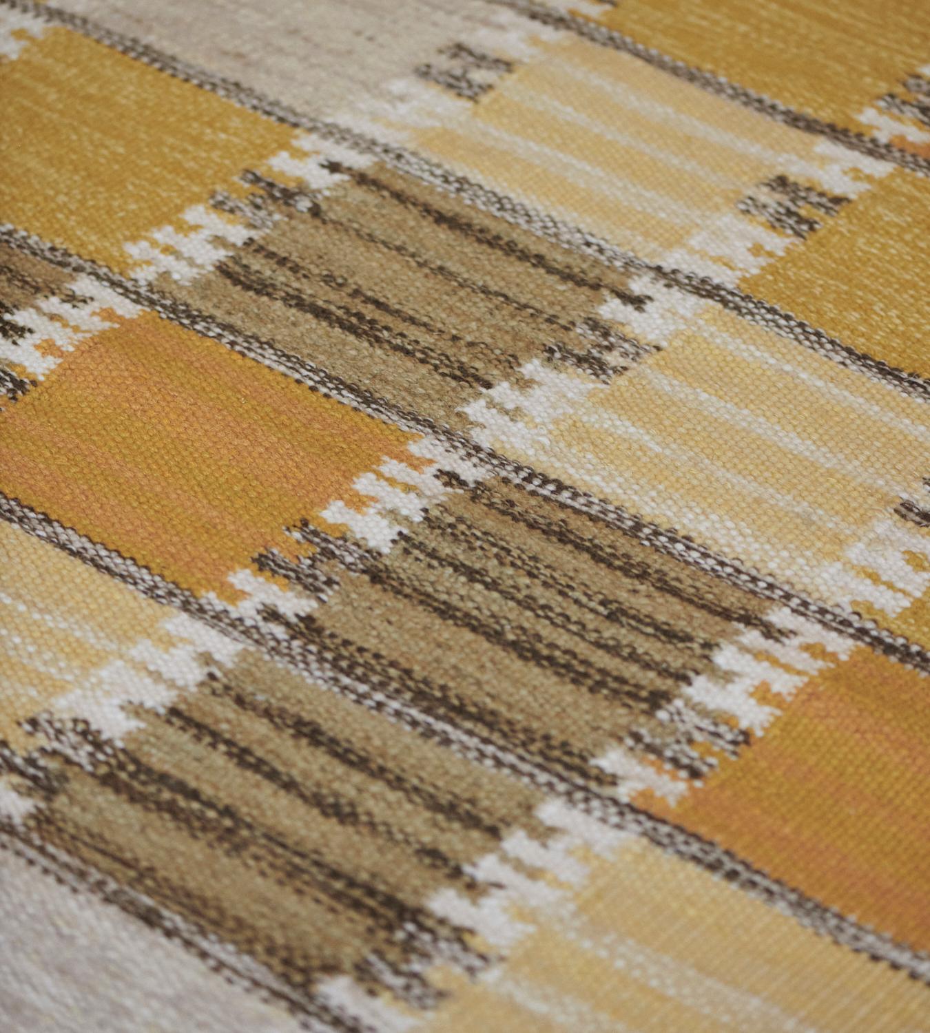 Scandinave moderne Tapis moderne Mansour tissé à la main en laine jaune d'inspiration suédoise à tissage plat en vente